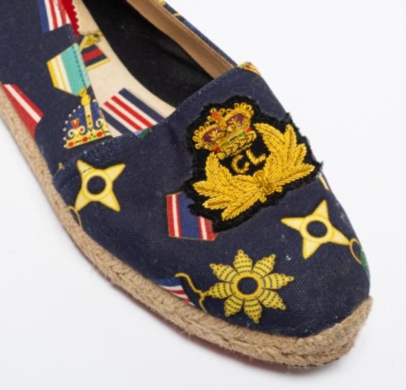 Christian Louboutin Canvas Gala Embroidered Crest Espadrille Loafers Size 38 In Good Condition For Sale In Dubai, Al Qouz 2