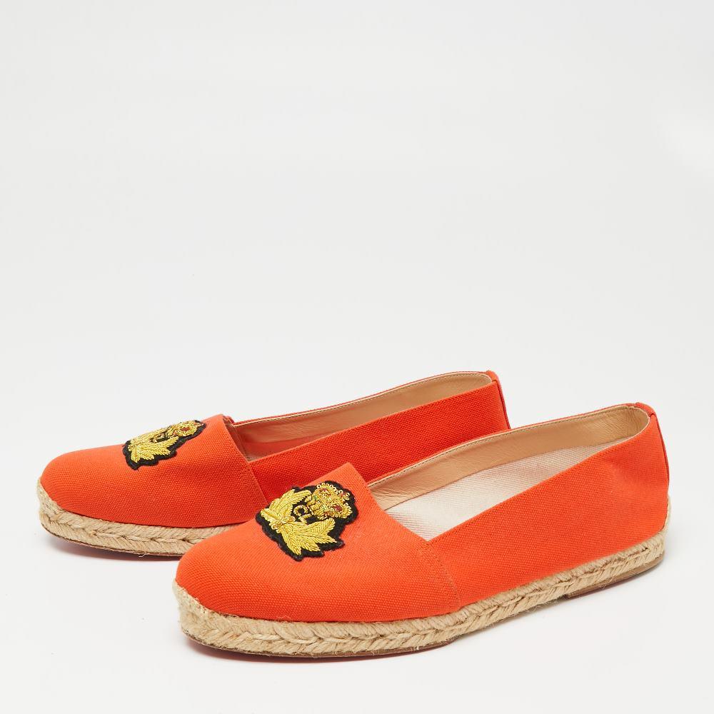 Christian Louboutin brings you these super-stylish espadrille loafers for that ultimate casual look. These loafers are great for summertime edits. They have been crafted from canvas and designed with an embroidered crest on the uppers. Braided