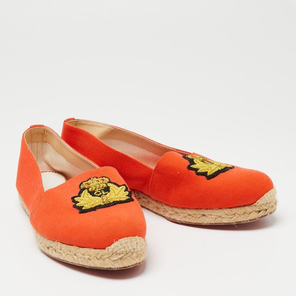 Christian Louboutin Canvas Gala Embroidered Crest Flat Espadrilles Size 40 In Good Condition In Dubai, Al Qouz 2