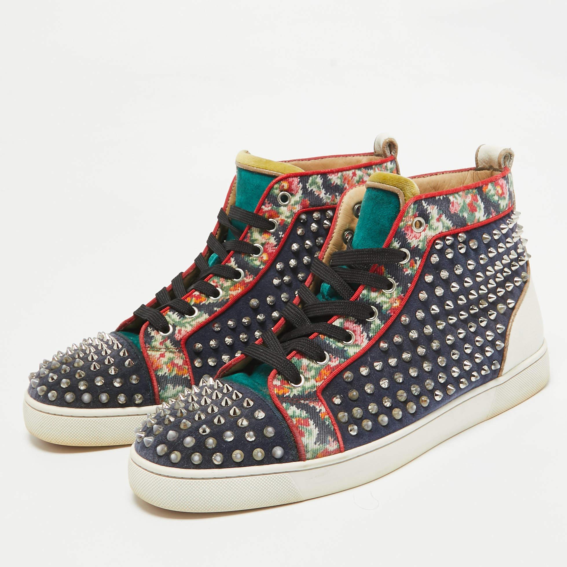 Diese mit viel Geschick gefertigten Sneaker kommen in einem luxuriösen Design daher, das durch charakteristische Details ergänzt wird. Sie können sich darauf verlassen, dass sie jedes Outfit aufwerten. Die ultimative Raffinesse und der ultimative