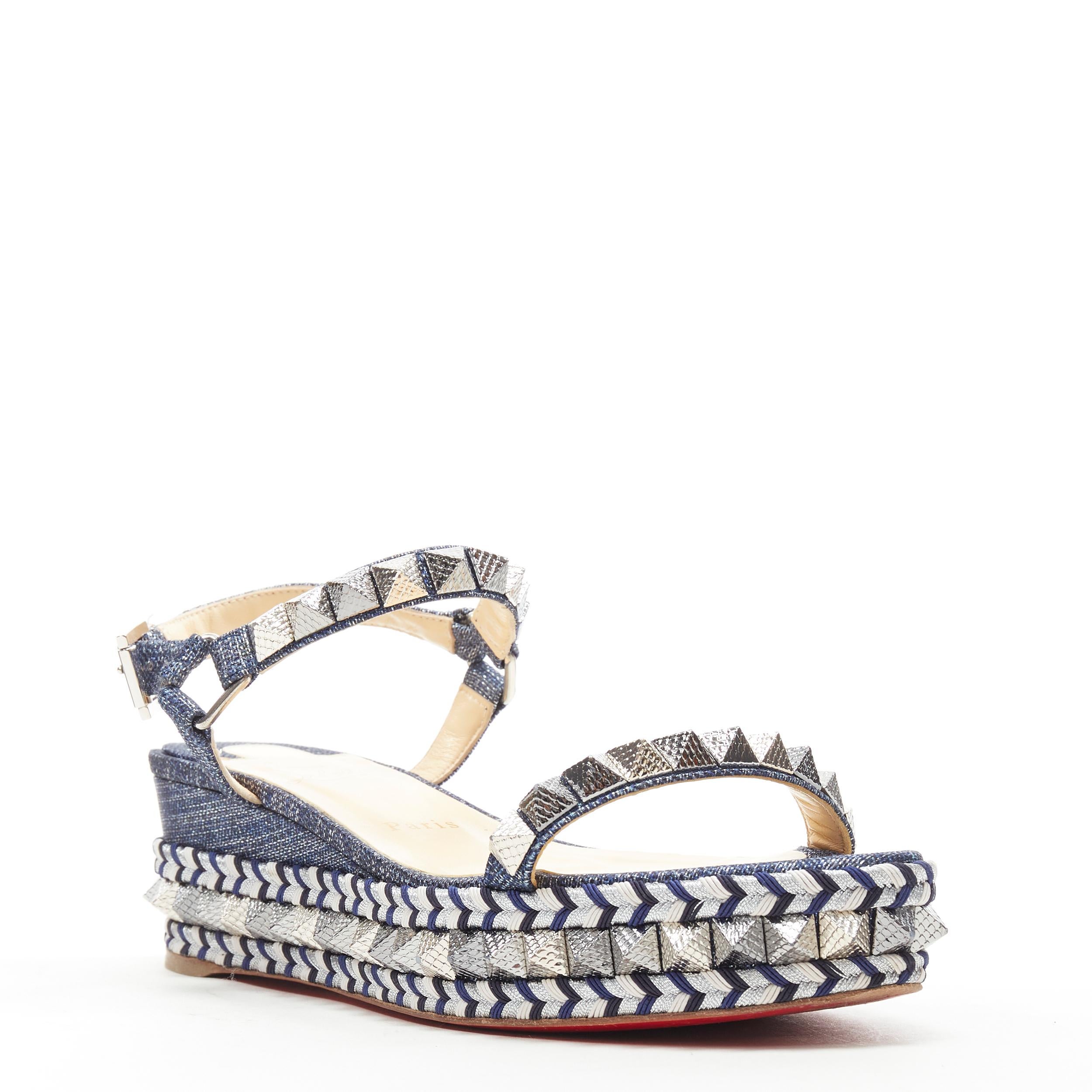 CHRISTIAN LOUBOUTIN Sandalias de plataforma con tachuelas bordadas de tela vaquera Cataclou EU39 Referencia: TGAS/B00730 
Marca: Christian Louboutin 
Diseñador: Christian Louboutin 
Model No: Cataclou Denim Sandalias bordadas 
Material: Denim