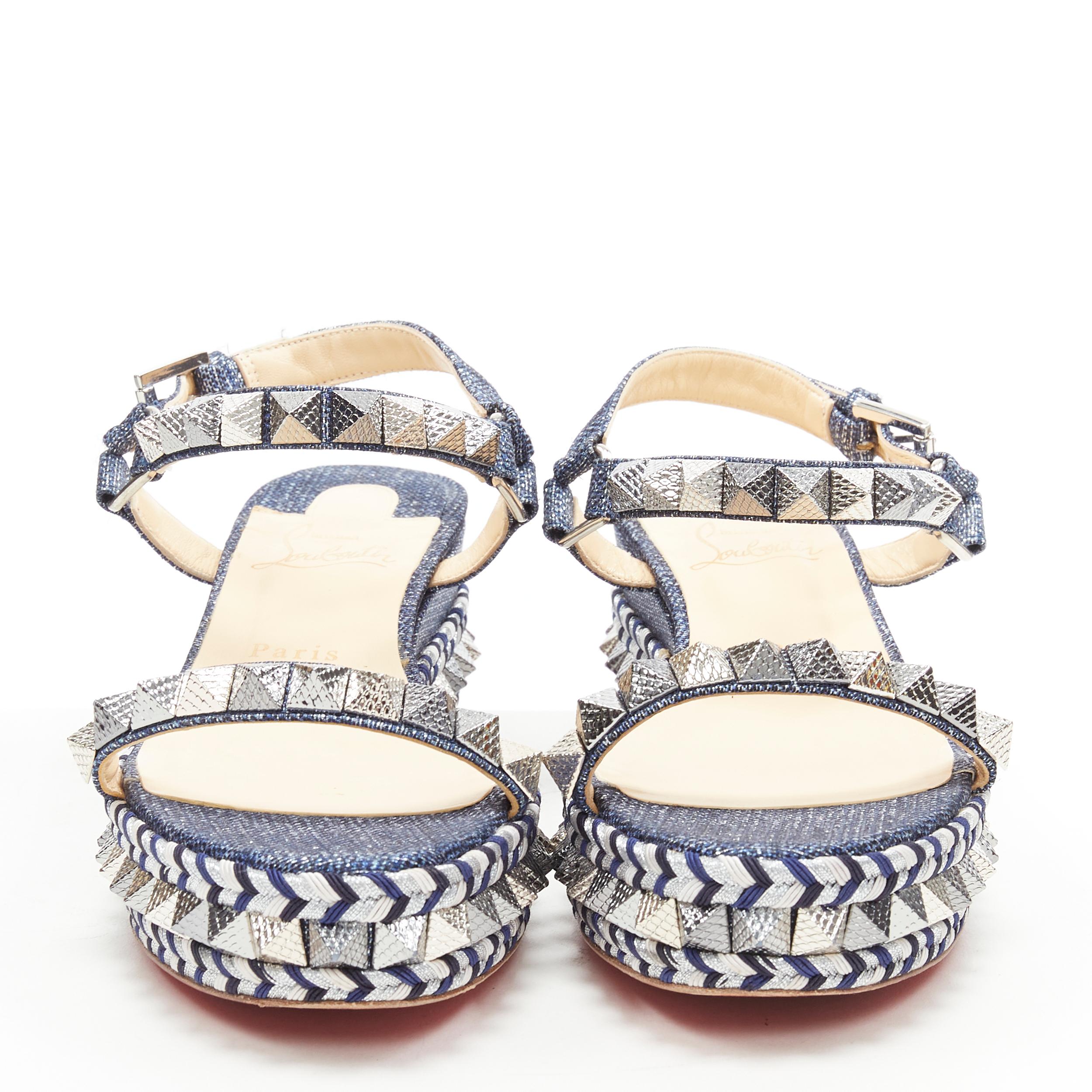 CHRISTIAN LOUBOUTIN Sandalias de plataforma con tachuelas bordadas en denim Cataclou EU39 Gris