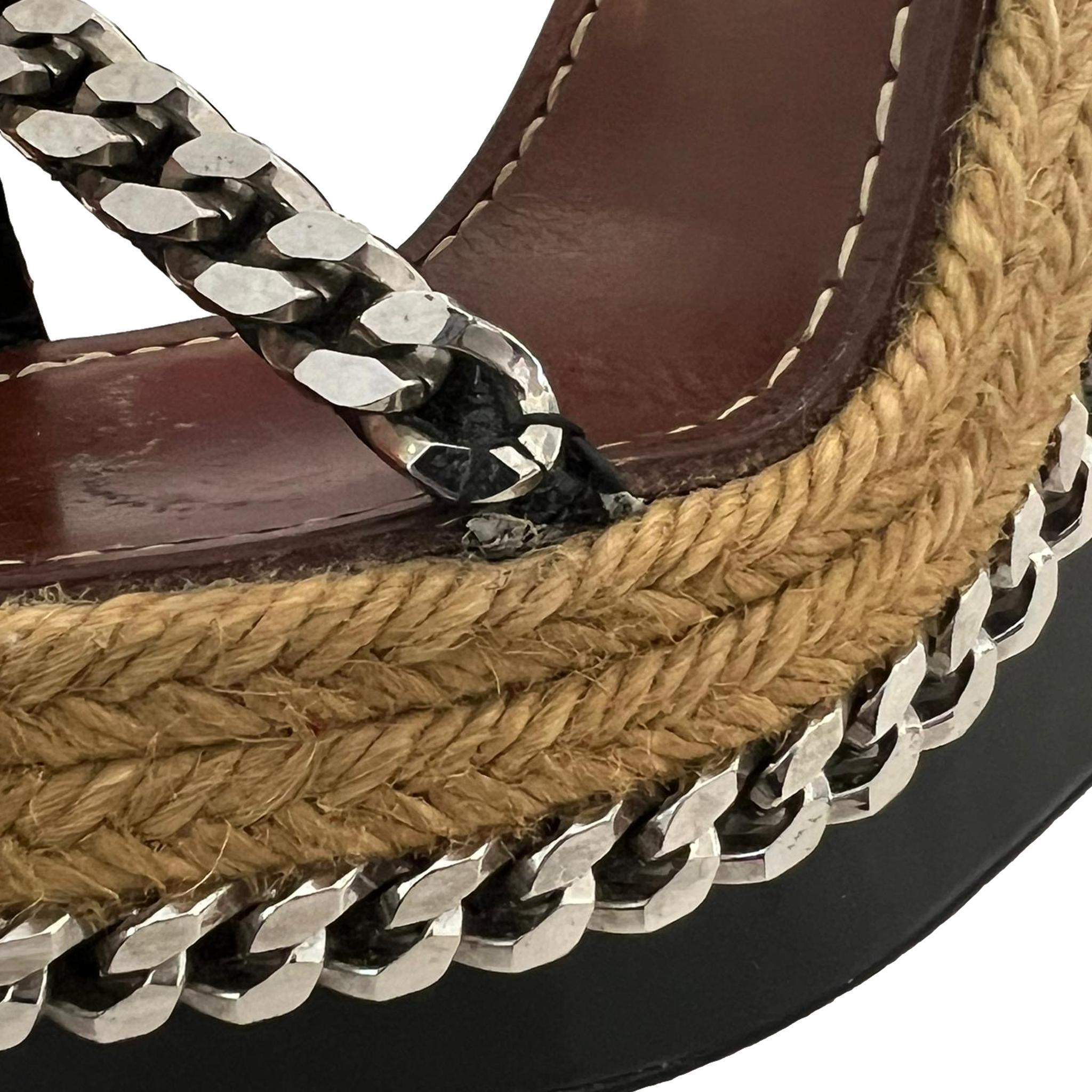 Christian Louboutin Sandales compensées en raphia avec chaîne en vente 1