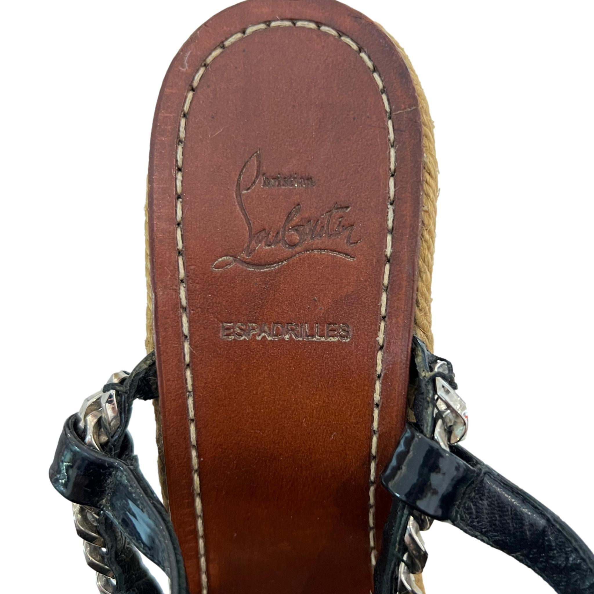 Christian Louboutin Sandales compensées en raphia avec chaîne en vente 4