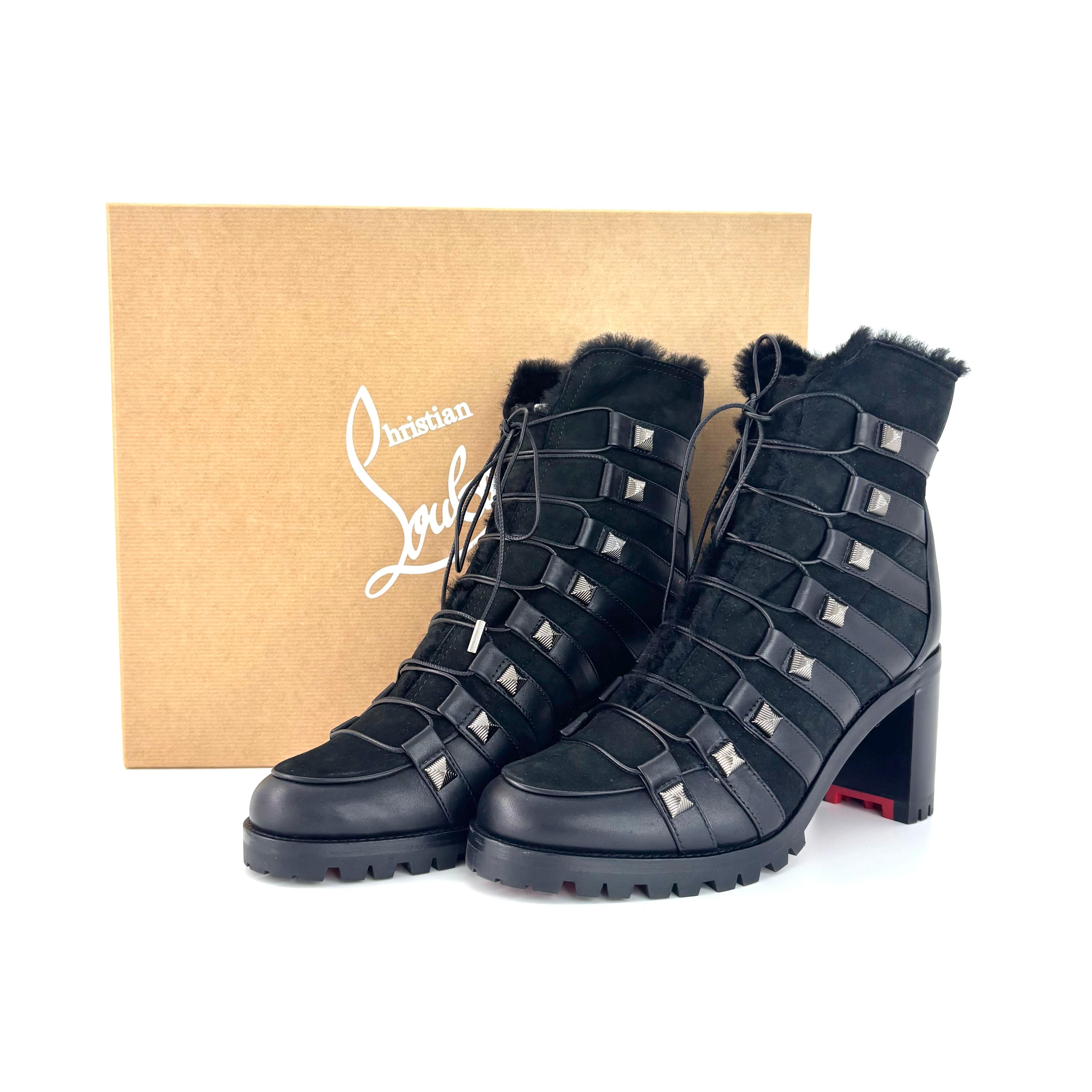 Christian Louboutin Stivali Chaletta 70 con suola nera

Colore Nero
Taglia 38EU 8US
Altezza del tacco 70 mm

Tomaia in pelle e camoscio
Dettaglio borchie a piramide
Aghetti in metallo
Punta a mandorla
Suola con plateau e capocorda
Foderato in