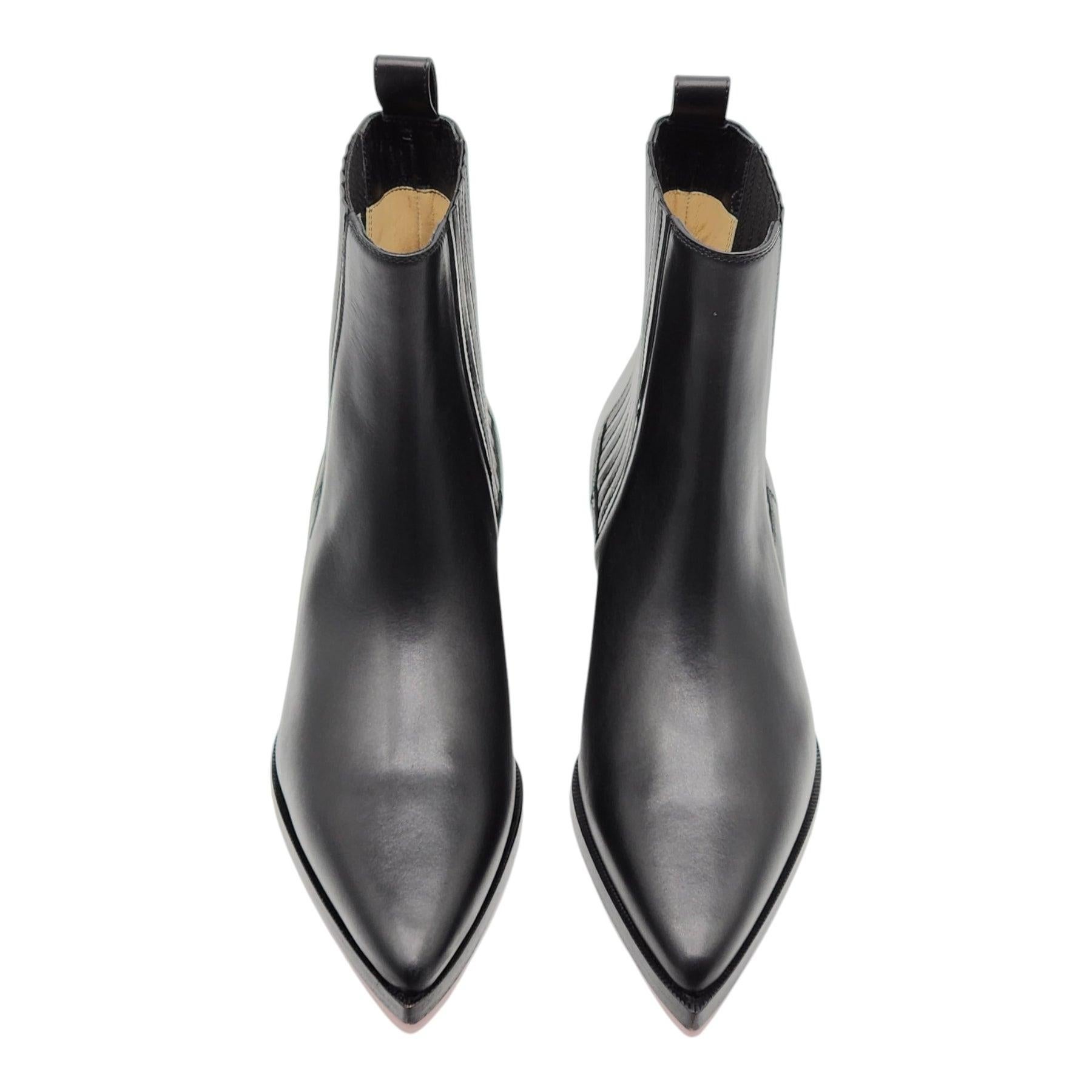 Christian Louboutin Cheliviss Low Boots Calf Leather in Black.

Notes from Louboutin: Inspired by a Wild West aesthetic, the Cheliviss ankle boot takes its name from a famous singer. This iconic Maison Christian Louboutin style is crafted in
