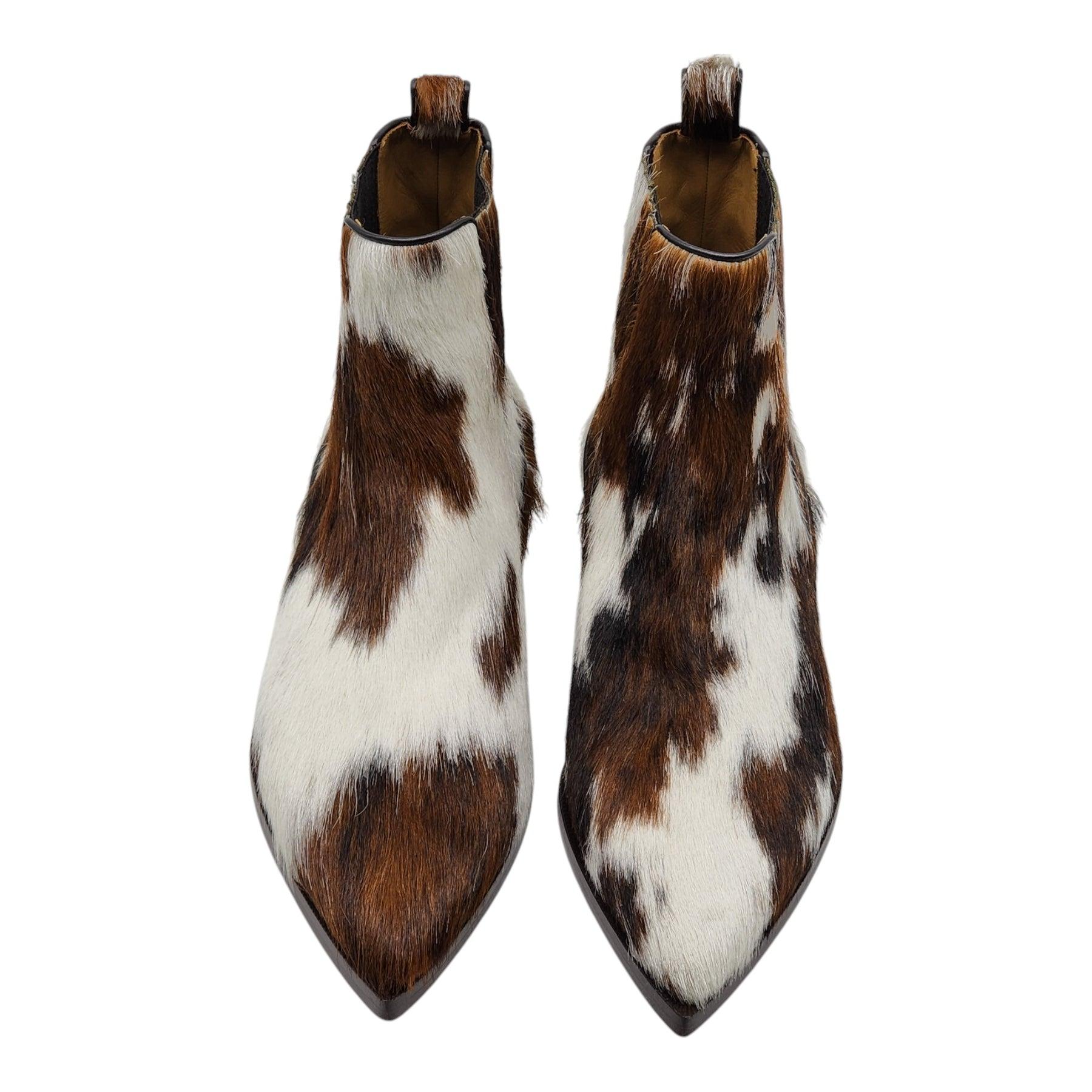 Christian Louboutin Cheliviss Low Stiefel Hair-on Calf 'Meuh' - Braun & Weiß.

Haare auf der Oberseite der Wade, rote Unterseite der Unterschrift.

Hinweise von Louboutin: Die Cheliviss-Stiefelette ist von der Ästhetik des Wilden Westens inspiriert