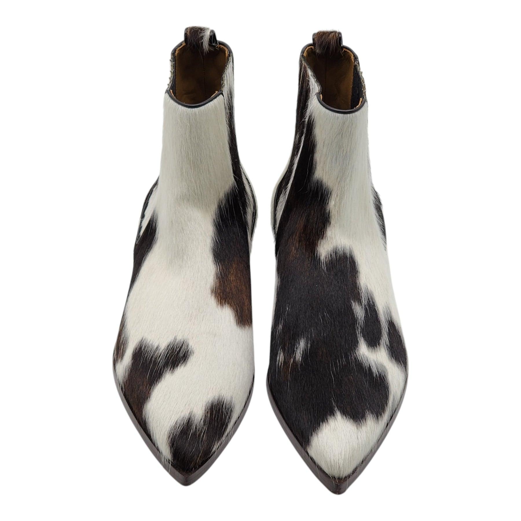 Christian Louboutin Cheliviss Low Stiefel Hair-on Calf 'Meuh' - Braun & Weiß 43.

Haare auf der Oberseite der Wade, rote Unterseite der Unterschrift. 

Hinweise von Louboutin: Die Cheliviss-Stiefelette ist von der Ästhetik des Wilden Westens