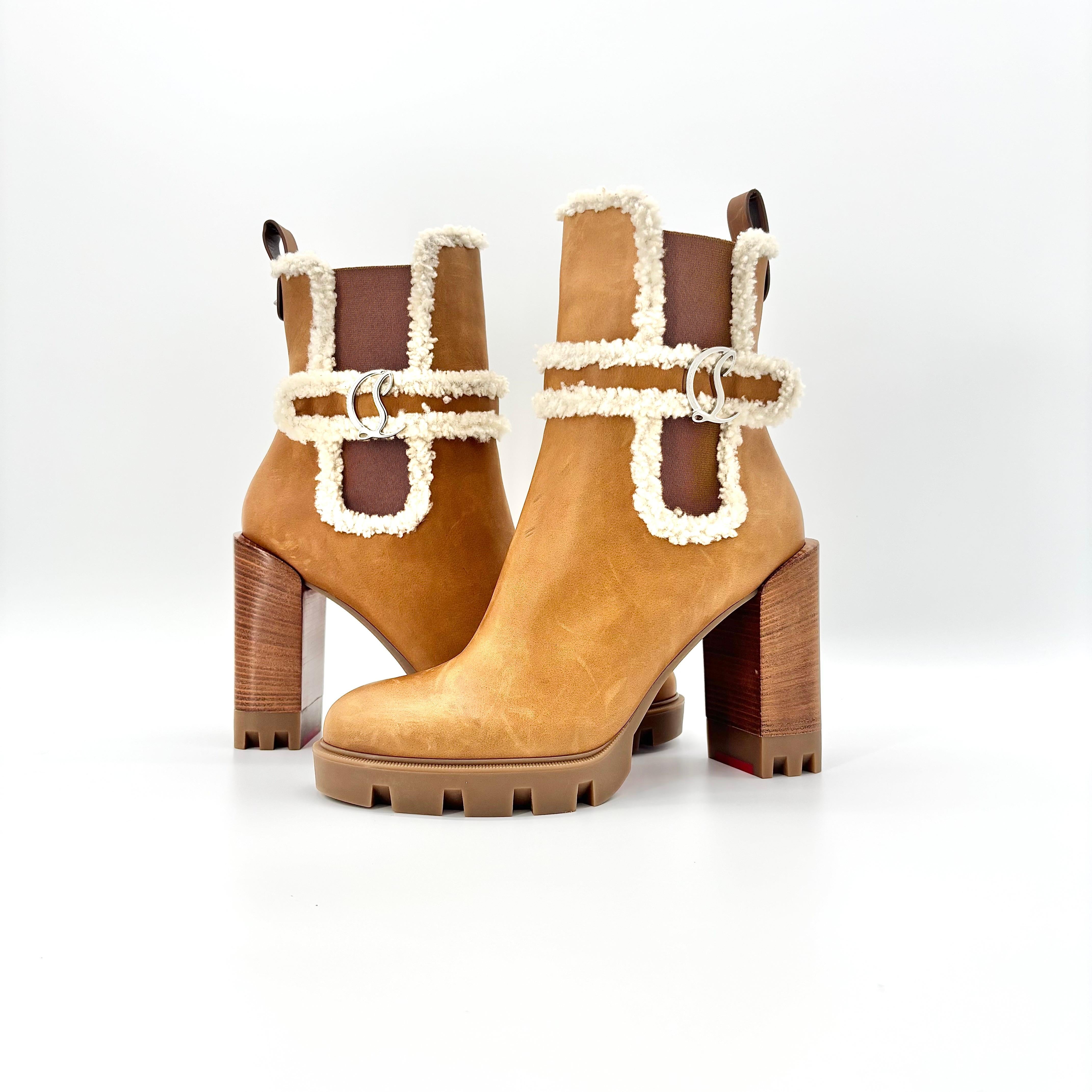 Botas Christian Louboutin Shearling Chelsea Lug 100

Color tostado
Talla 41EU
Altura del tacón 100 mm

Parte superior de piel y shearling
Suela de goma
Estilo Pull on
Lazo trasero con tachuelas
Suela de tacos de plataforma
Detalle de