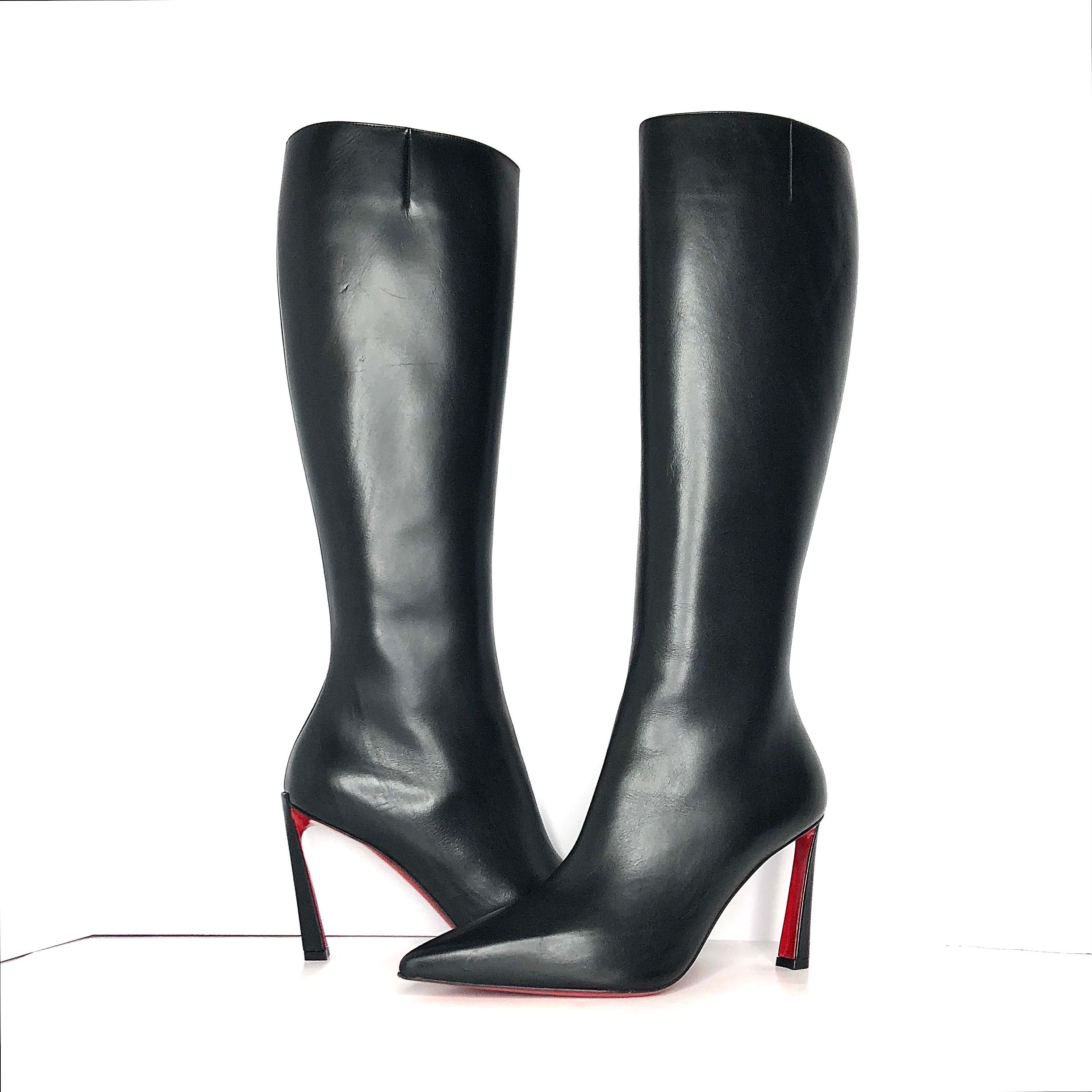 Christian Louboutin Condora Botta
Nuovo, senza scatola originale 
Colore Nero
Taglia 40EU
Tomaia in pelle di vitello
Foderato in pelle
Suola in pelle rossa firmata
A punta
Zip laterale nascosta
Altezza dell'albero al ginocchio
Tacco alto
Albero con