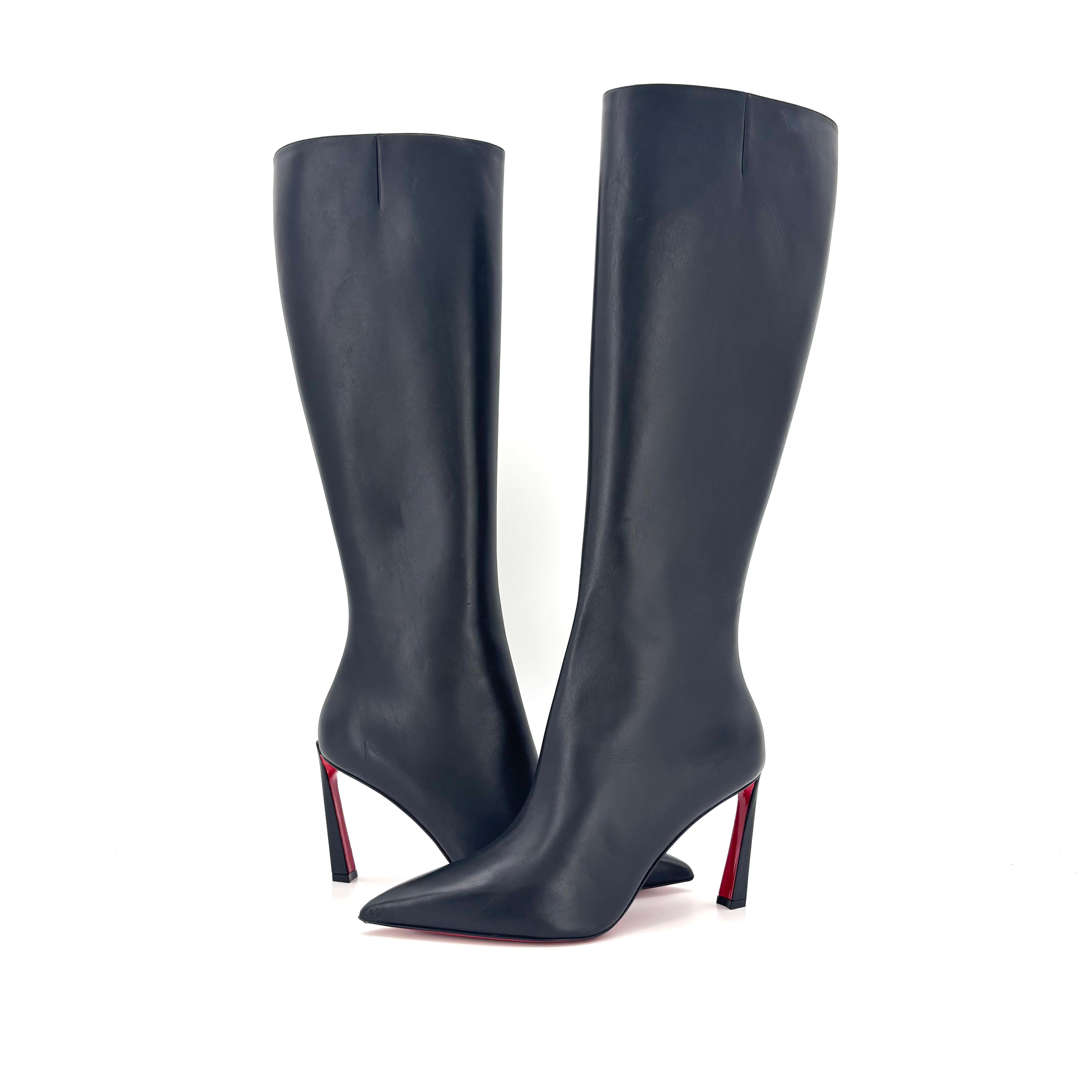 Christian Louboutin Condora Botta 85mm Stivali a Punta Alti al Ginocchio

Colore Nero
Taglia 39.5EU
Altezza del tacco 85 mm

Tomaia in pelle di vitello
Foderato in pelle
Suola in pelle rossa firmata
A punta
Zip laterale nascosta
Altezza dell'albero