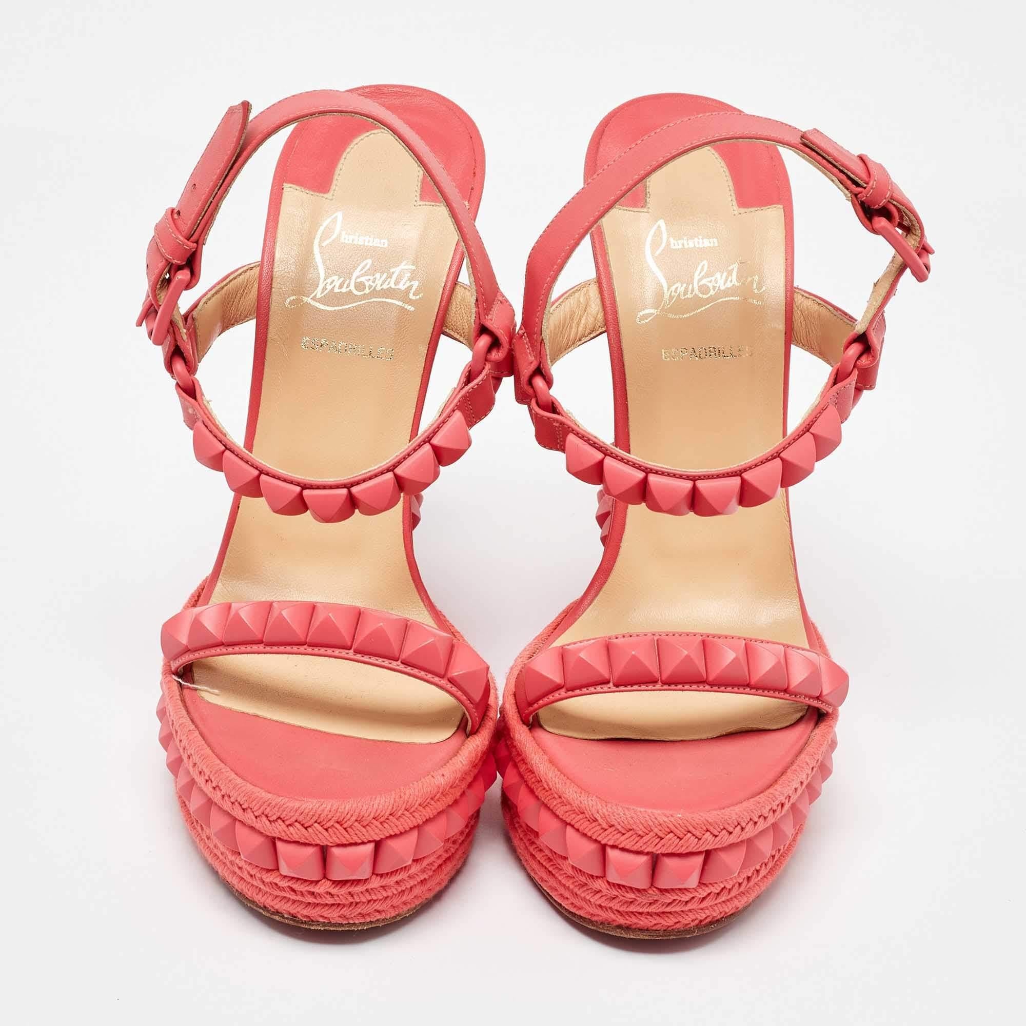 Orange Christian Louboutin Sandales compensées Pyraclou en cuir corail taille 36 en vente