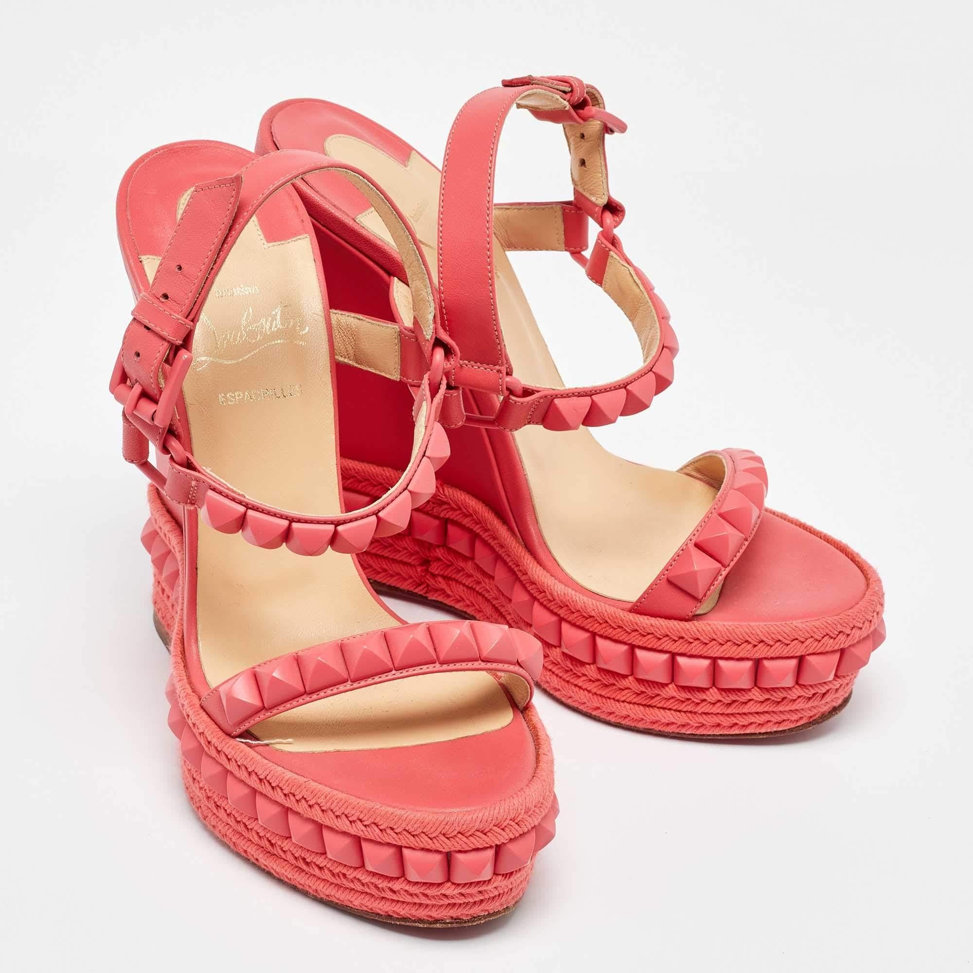 Christian Louboutin Sandales compensées Pyraclou en cuir corail taille 36 Bon état - En vente à Dubai, Al Qouz 2
