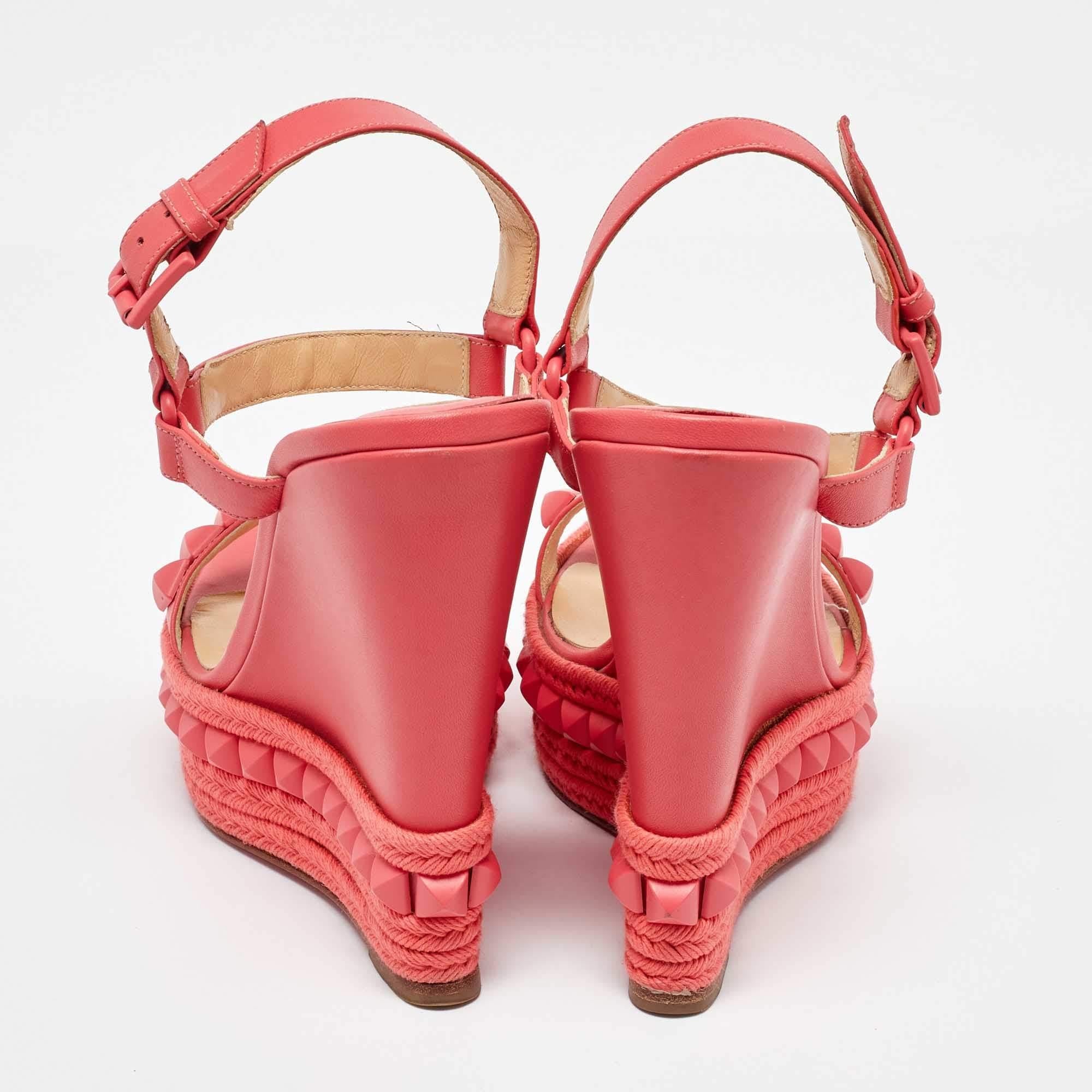 Christian Louboutin Sandales compensées Pyraclou en cuir corail taille 36 Pour femmes en vente
