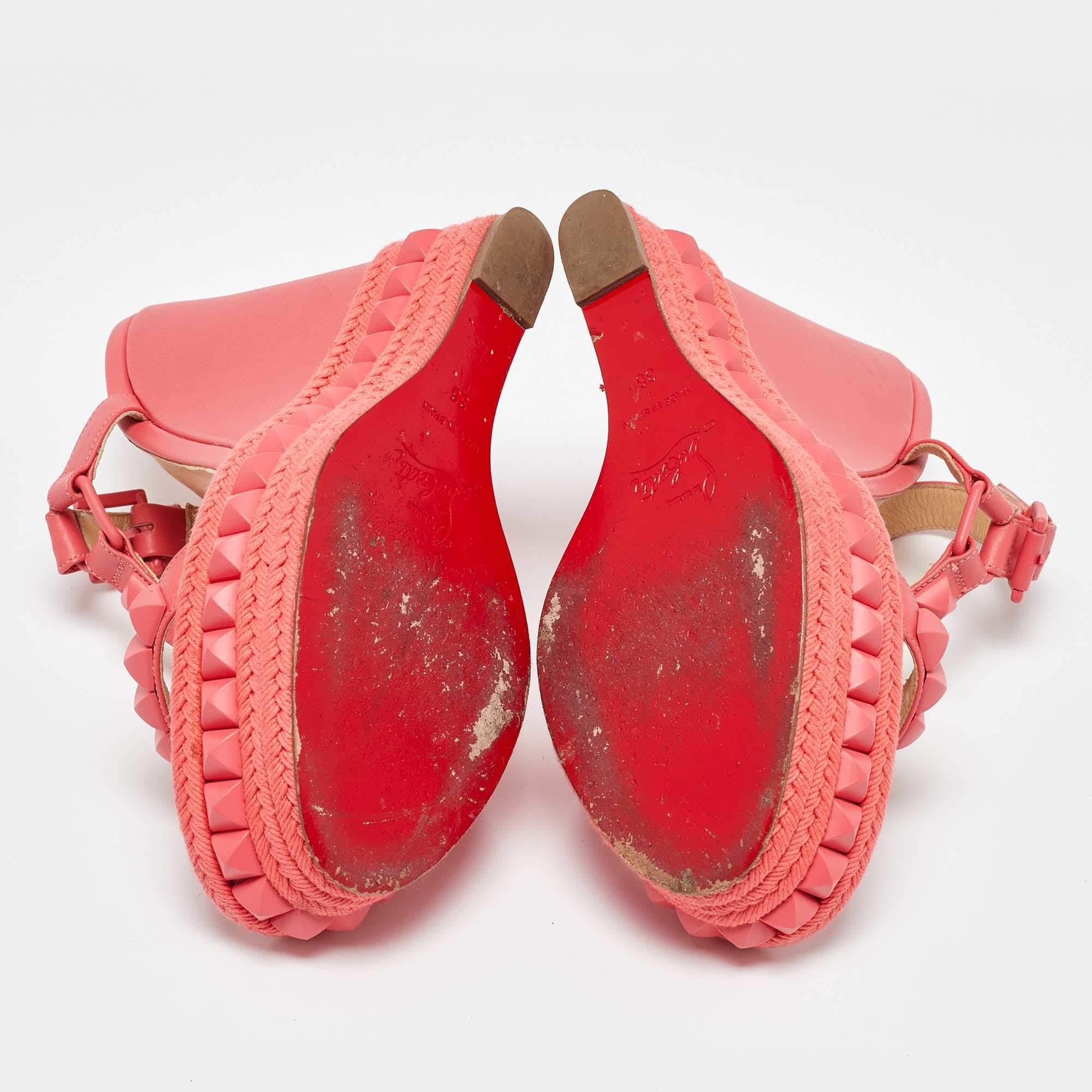 Christian Louboutin Sandales compensées Pyraclou en cuir corail taille 36 en vente 1