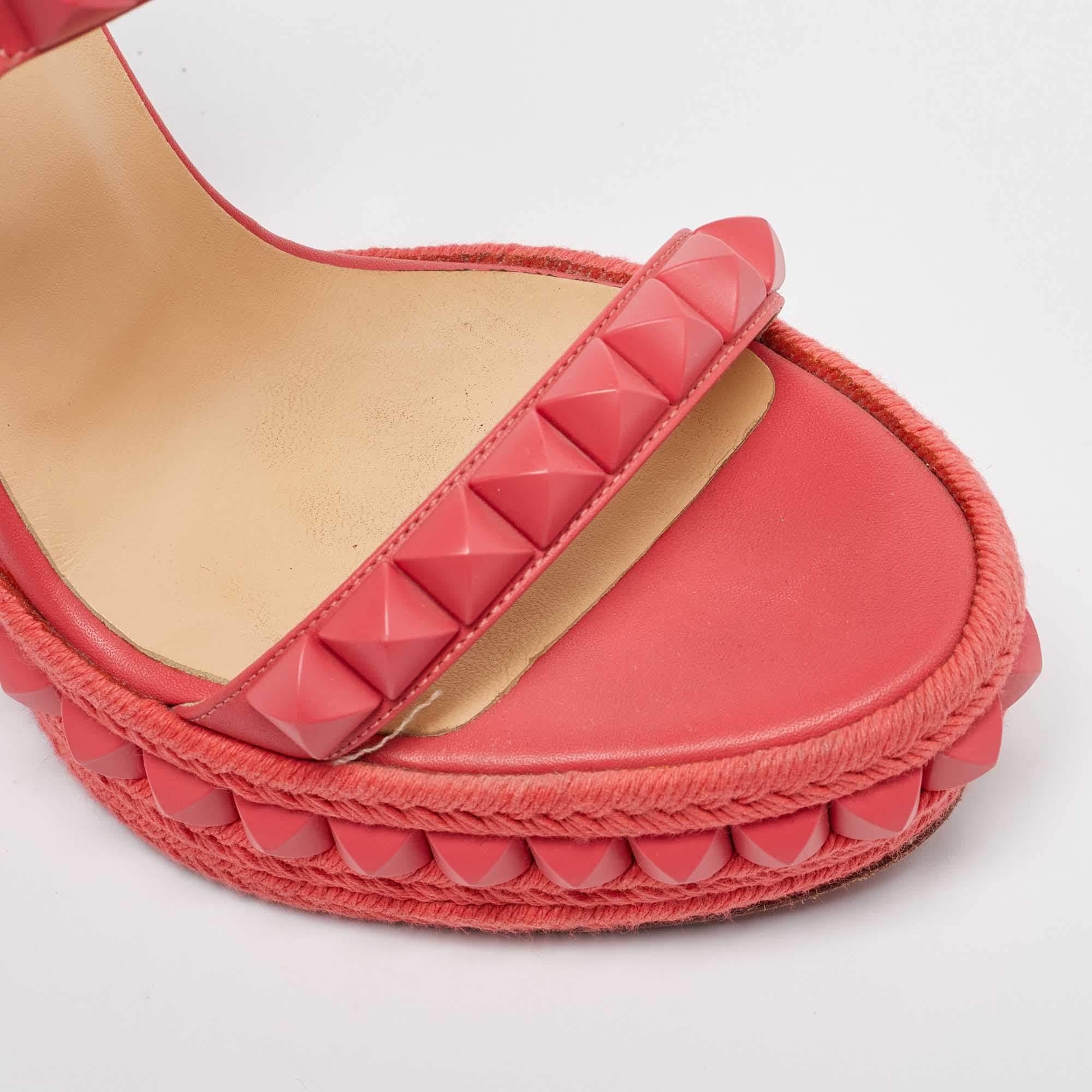 Christian Louboutin Sandales compensées Pyraclou en cuir corail taille 36 en vente 2