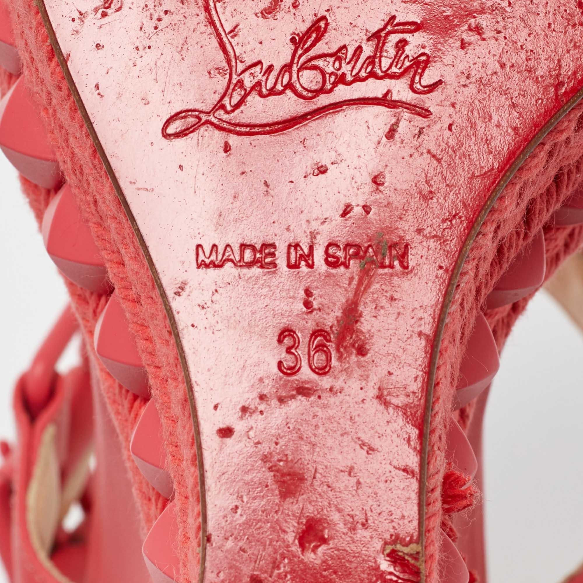 Christian Louboutin Sandales compensées Pyraclou en cuir corail taille 36 en vente 3