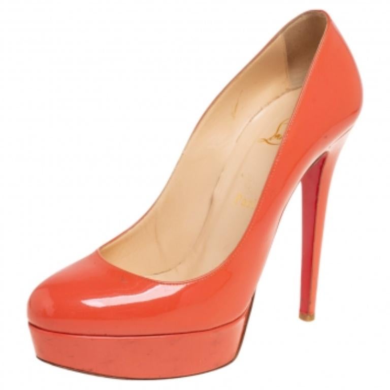 Christian Louboutin Bombas de plataforma Bianca de charol coral Tamaño 39 en Bueno estado para la venta en Dubai, Al Qouz 2