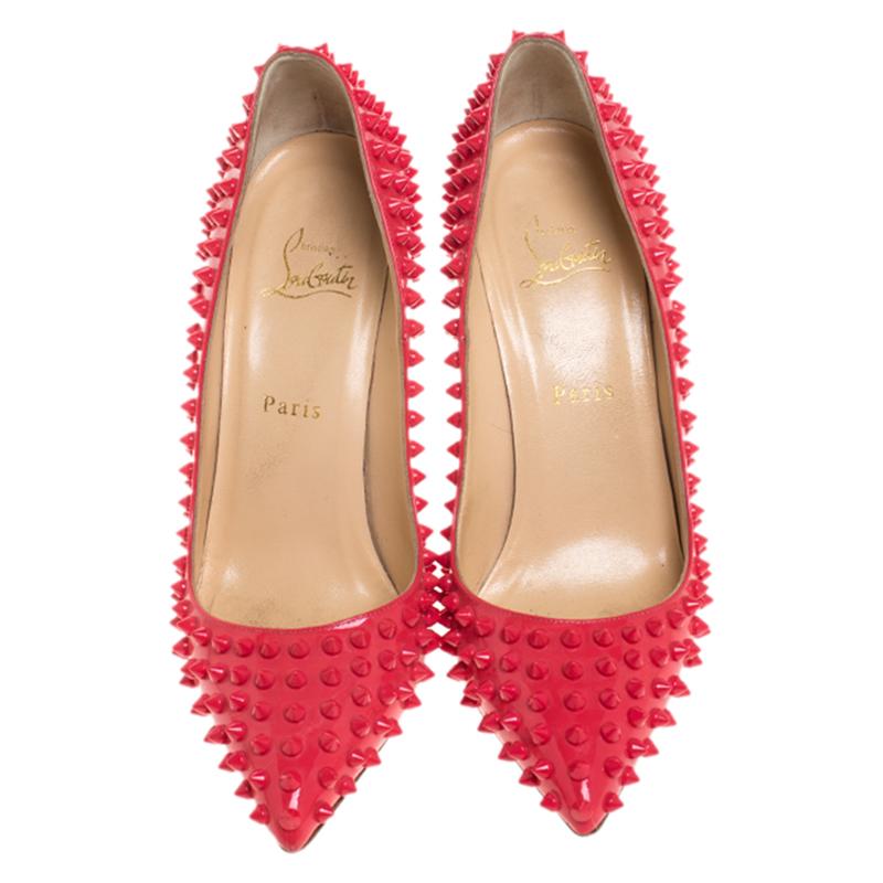 Dazzle the crowds and make a statement like never before in these gorgeous Follies Spikes pumps from Christian Louboutin! The pumps have been crafted from patent leather into a pointed toe-style. They are exquisitely embellished with spikes on the