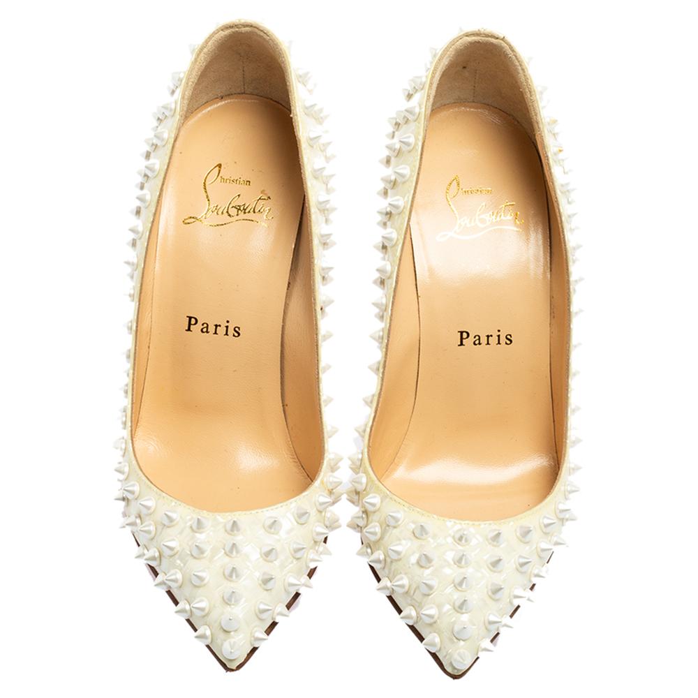 Inspired by vintage aesthetics and glamorous elements, the House of Christian Louboutin crafts these impeccable Follies Spikes pumps. They are finely designed using cream patent leather into an enchanting silhouette. These pumps are adorned with