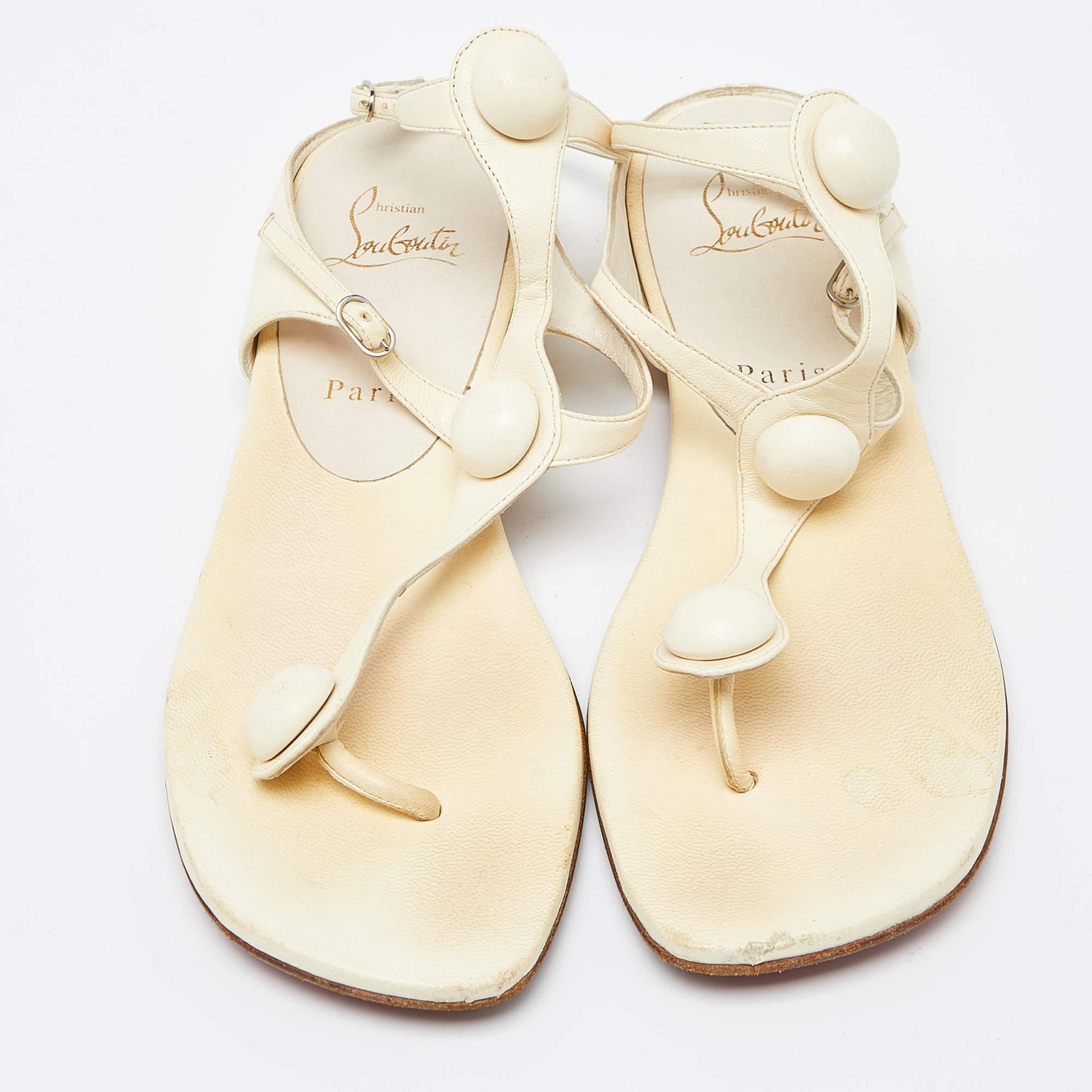 Beige Christian Louboutin Sandales plates à lanières de cheville en cuir crème, taille 38,5 en vente