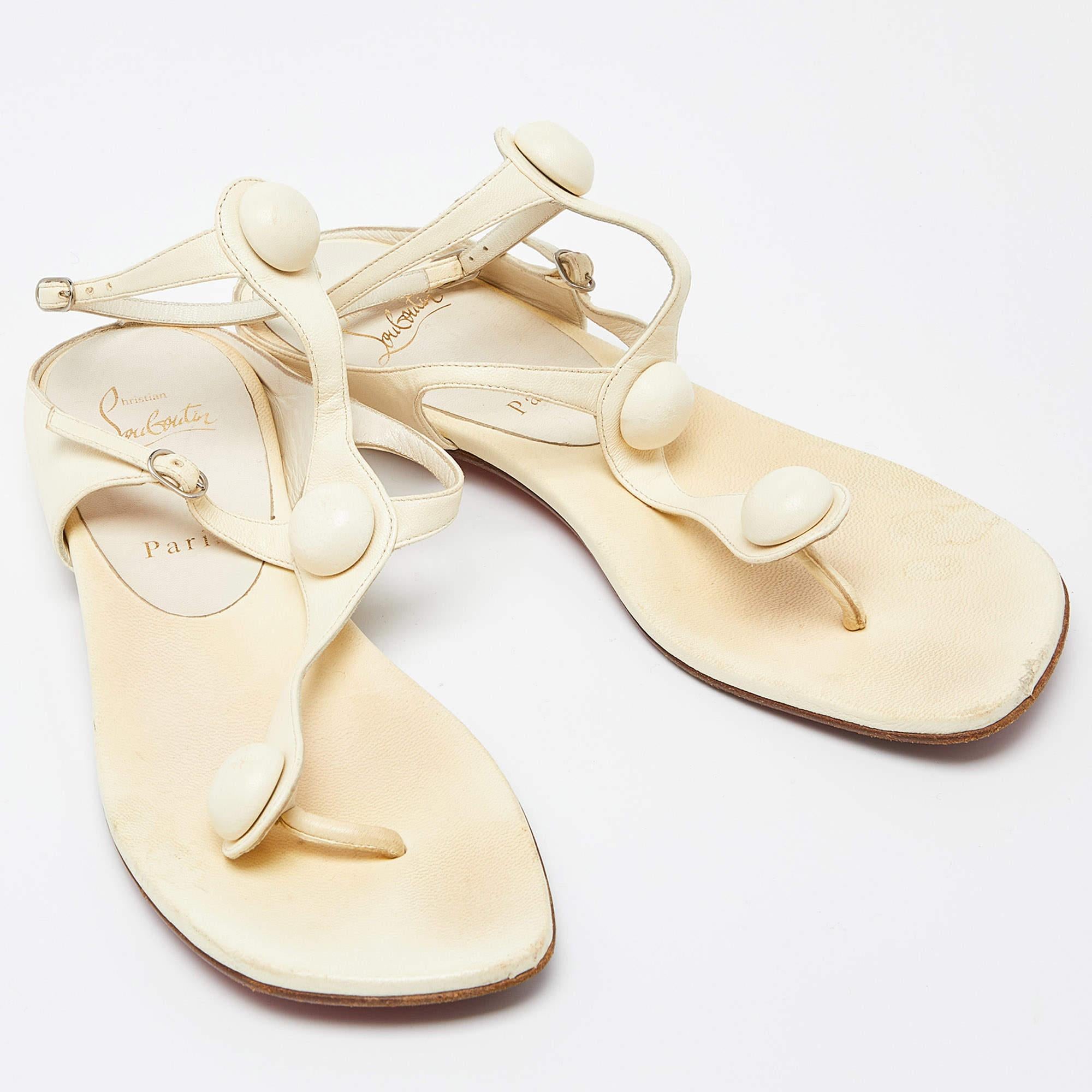 Christian Louboutin Sandales plates à lanières de cheville en cuir crème, taille 38,5 État moyen - En vente à Dubai, Al Qouz 2