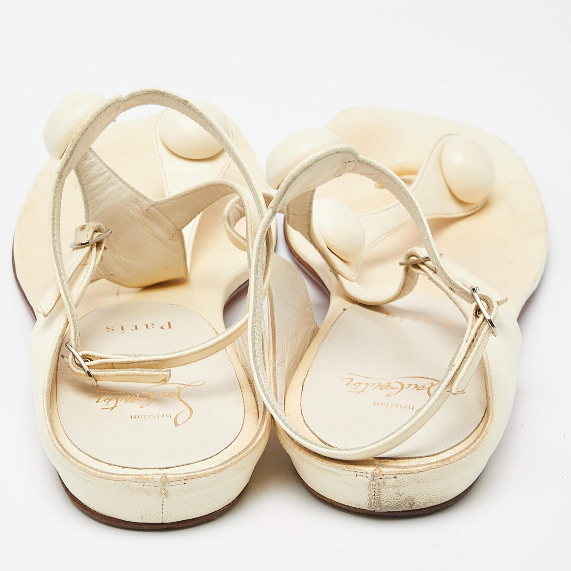 Christian Louboutin Sandales plates à lanières de cheville en cuir crème, taille 38,5 Pour femmes en vente
