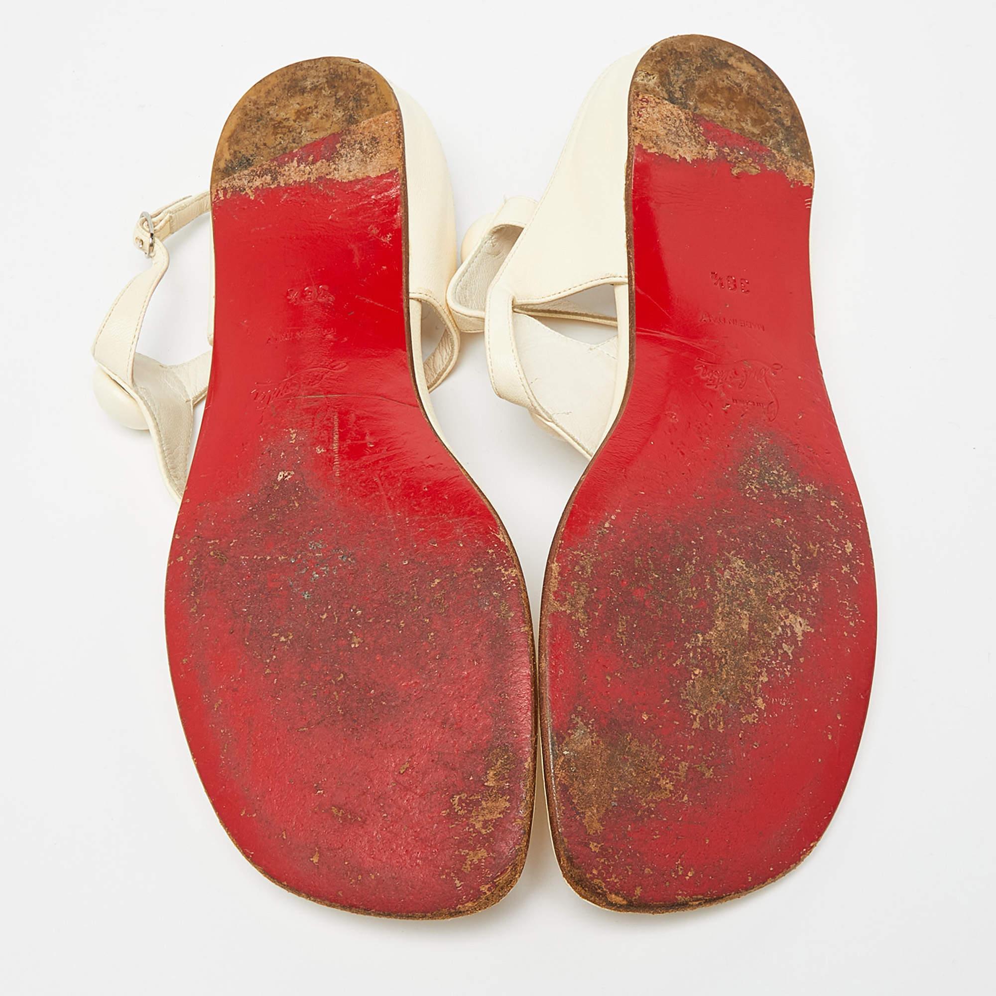Christian Louboutin Sandales plates à lanières de cheville en cuir crème, taille 38,5 en vente 1