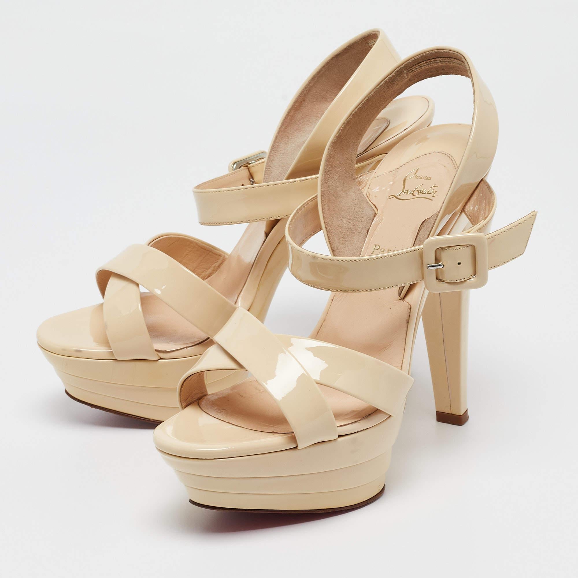 These sandals will frame your feet in an elegant manner. Crafted from quality materials they display a classy design and comfortable insoles.
