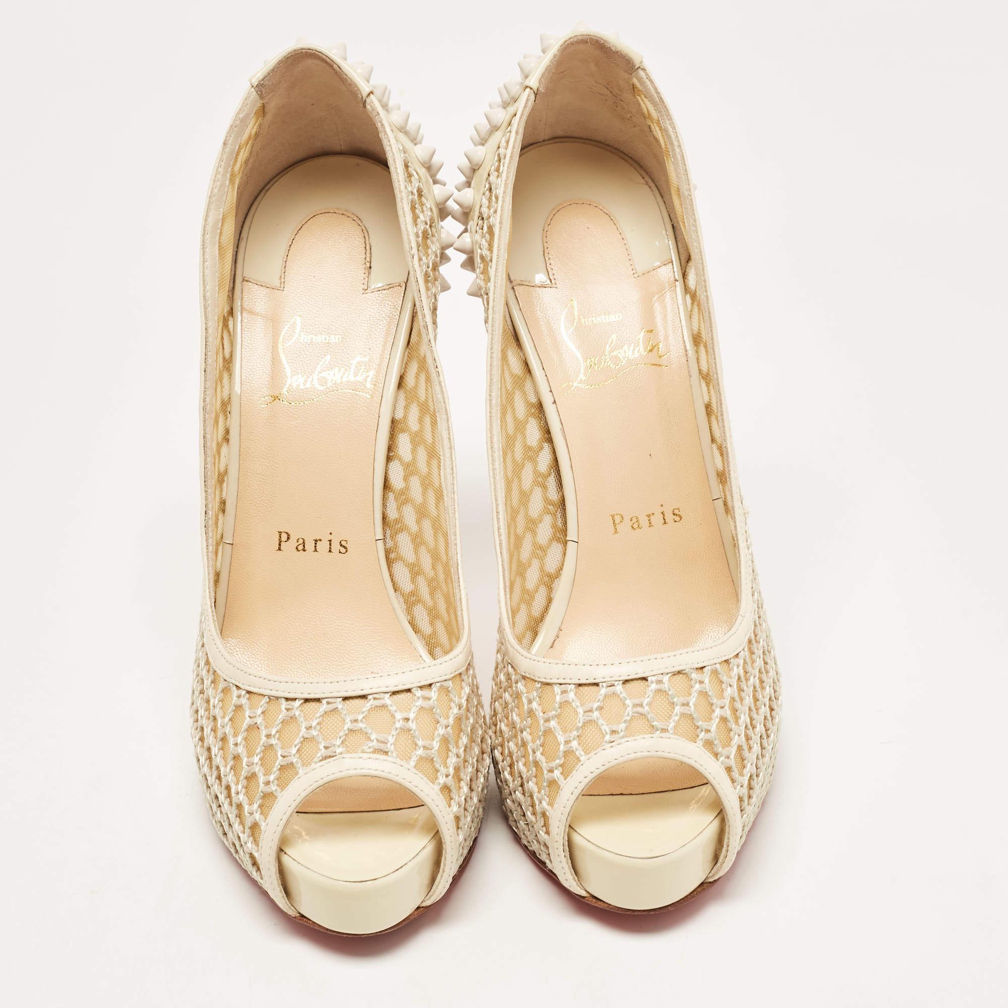 Christian Louboutin Cream Patent Leather and Mesh Guni Spiked Peep Toe Pumps Siz In Good Condition For Sale In Dubai, Al Qouz 2