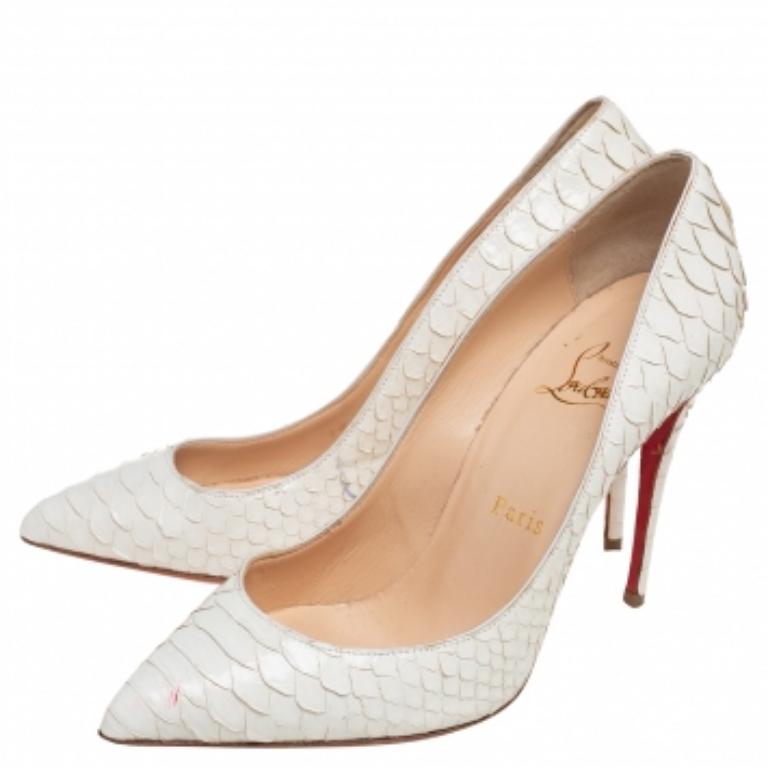 Ces escarpins de Christian Louboutin sont destinés à être un choix aimé. Merveilleusement confectionnés et équilibrés sur des talons élégants, ces escarpins soulèveront vos pieds dans une silhouette éblouissante.