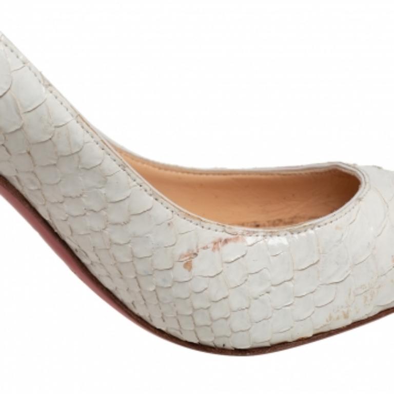 Christian Louboutin escarpins Pigalle Follies en cuir python crème, taille 37 Pour femmes en vente