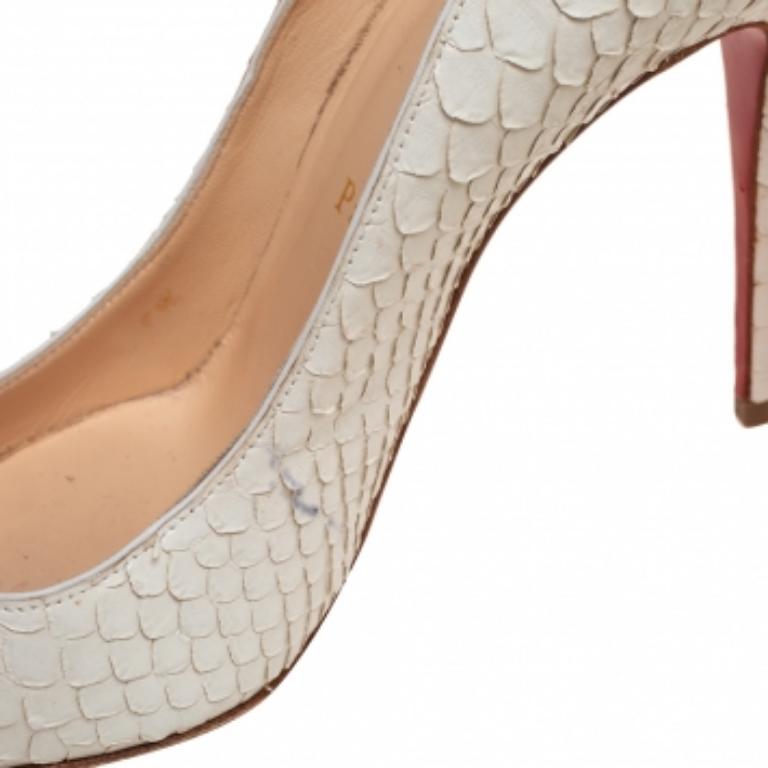 Christian Louboutin escarpins Pigalle Follies en cuir python crème, taille 37 en vente 3