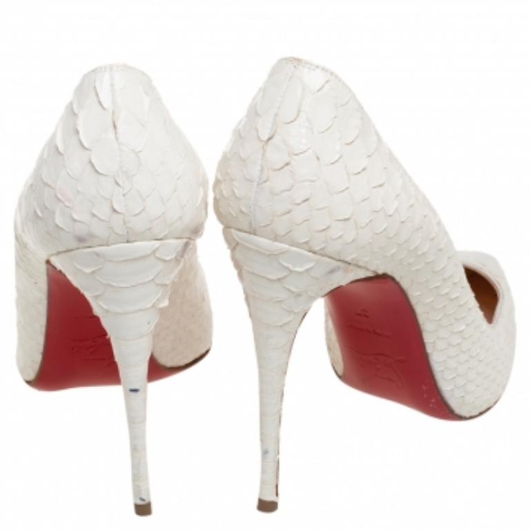 Christian Louboutin escarpins Pigalle Follies en cuir python crème, taille 37 en vente 4