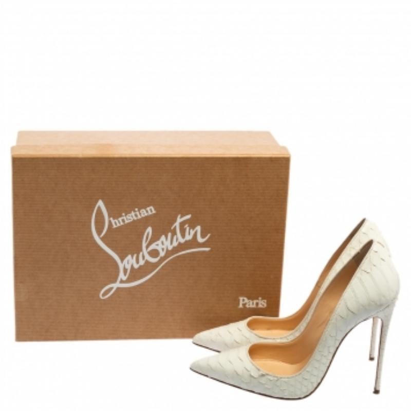Fai ogni passo con totale ostentazione con queste affascinanti décolleté So Kate della Maison Christian Louboutin. Realizzate in pelle di pitone bianca all'esterno, le décolleté So Kate sono caratterizzate da una silhouette arcuata e da un design
