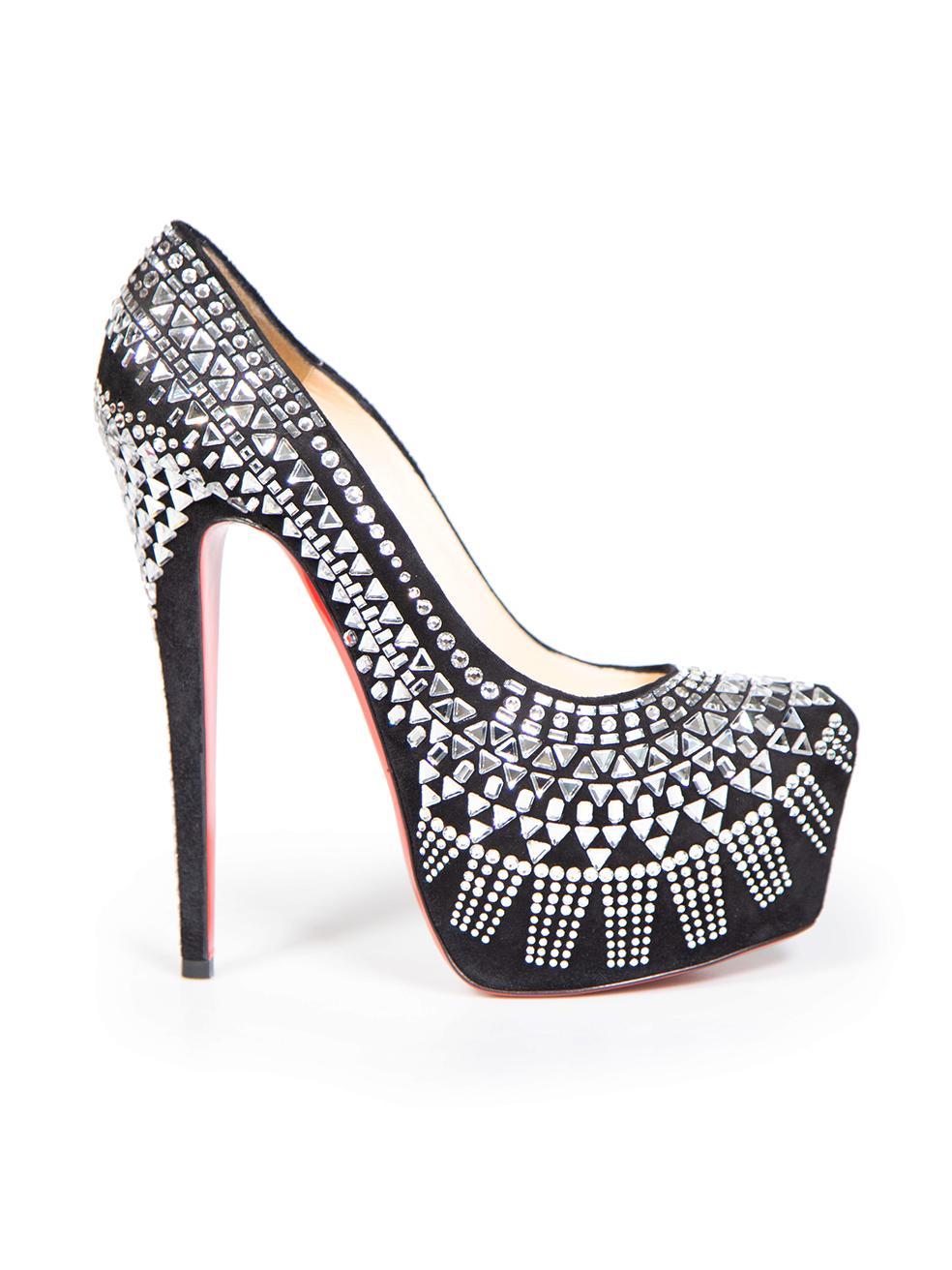 CONDIT ist sehr gut. Die Schuhe weisen nur minimale Gebrauchsspuren auf. Minimale Abnutzung an den vorderen Spitzen mit Abschürfungen auf diesem gebrauchten Christian Louboutin Designer Wiederverkauf Artikel. Diese Schuhe werden mit dem originalen