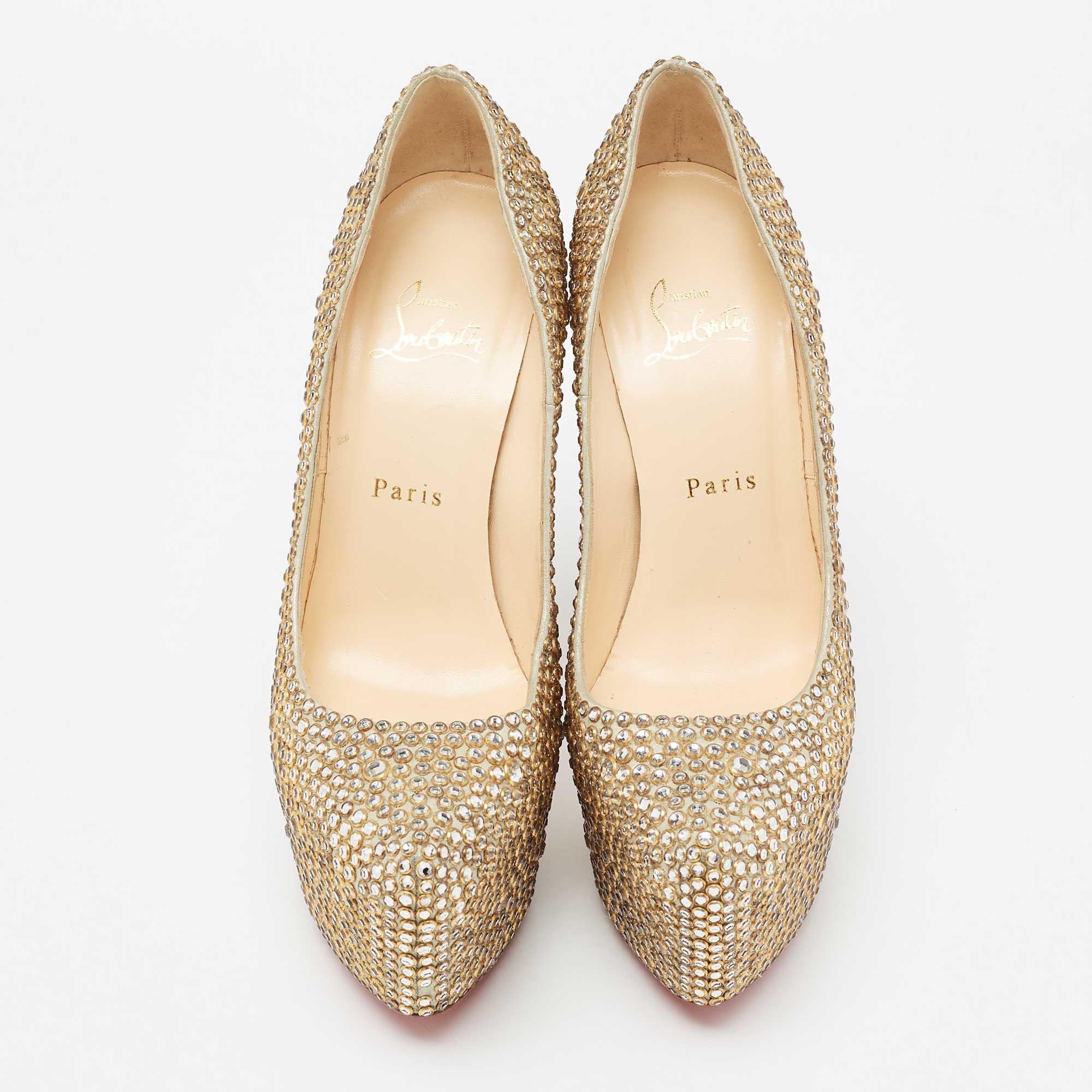 Christian Louboutin Crystal Embellished Leather Daffodile Pumps Size 38.5 In Good Condition For Sale In Dubai, Al Qouz 2