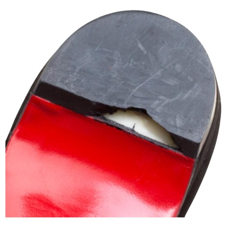 Ces sandales plates de Christian Louboutin sont parfaites pour parer vos pieds d'élégance ! Ces sandales noires sont confectionnées en daim et présentent une silhouette à bout ouvert. Elles sont dotées de brides d'empeigne entrelacées et