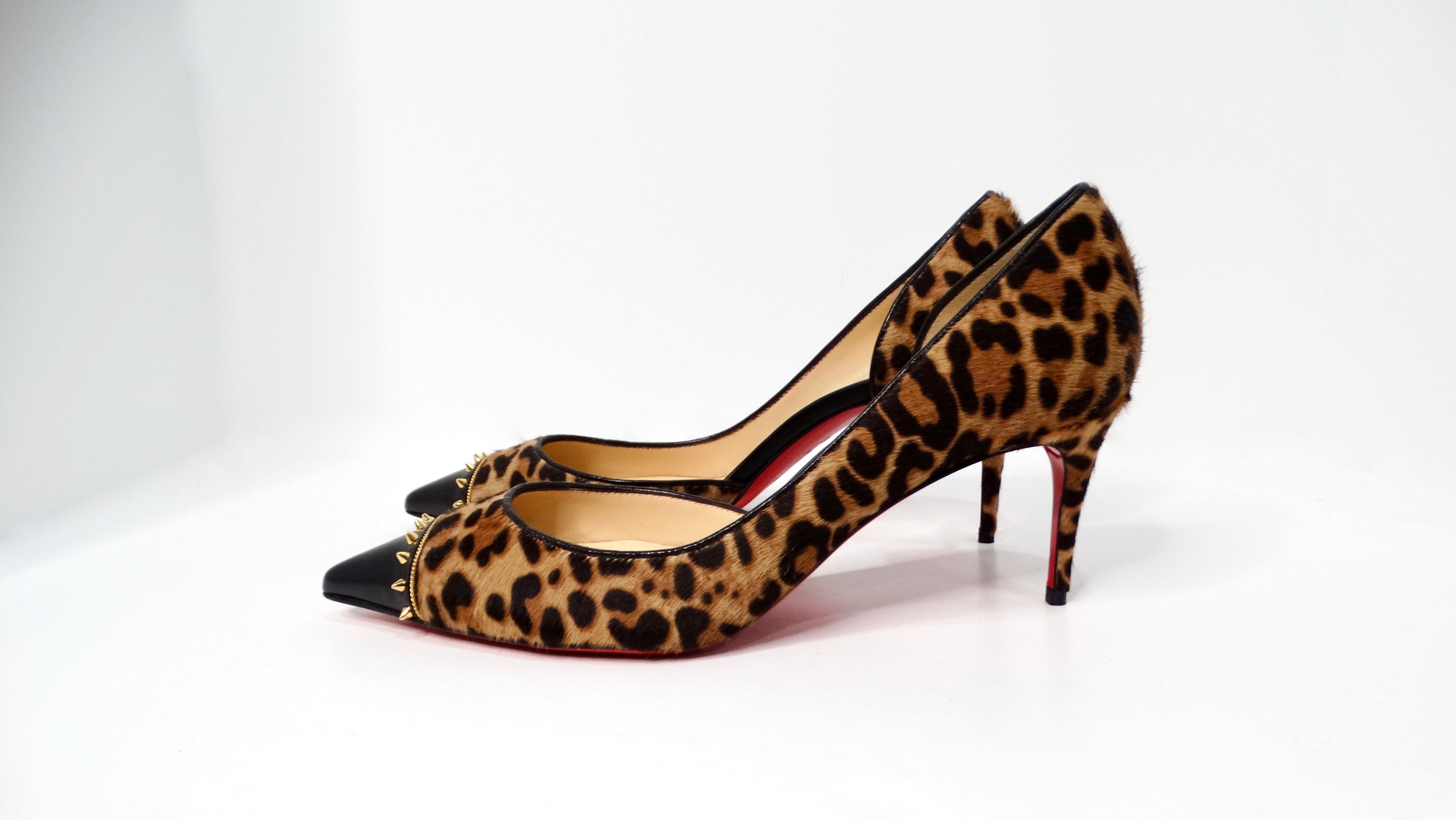 Treten Sie ein in eine Welt voller Luxus mit den atemberaubenden Christian Louboutin Culturella 70mm Pony Hair Leopard Studded Pumps. Diese fesselnden Absätze haben eine elegante schwarze Spitze, die mit schillernden goldfarbenen Nieten verziert