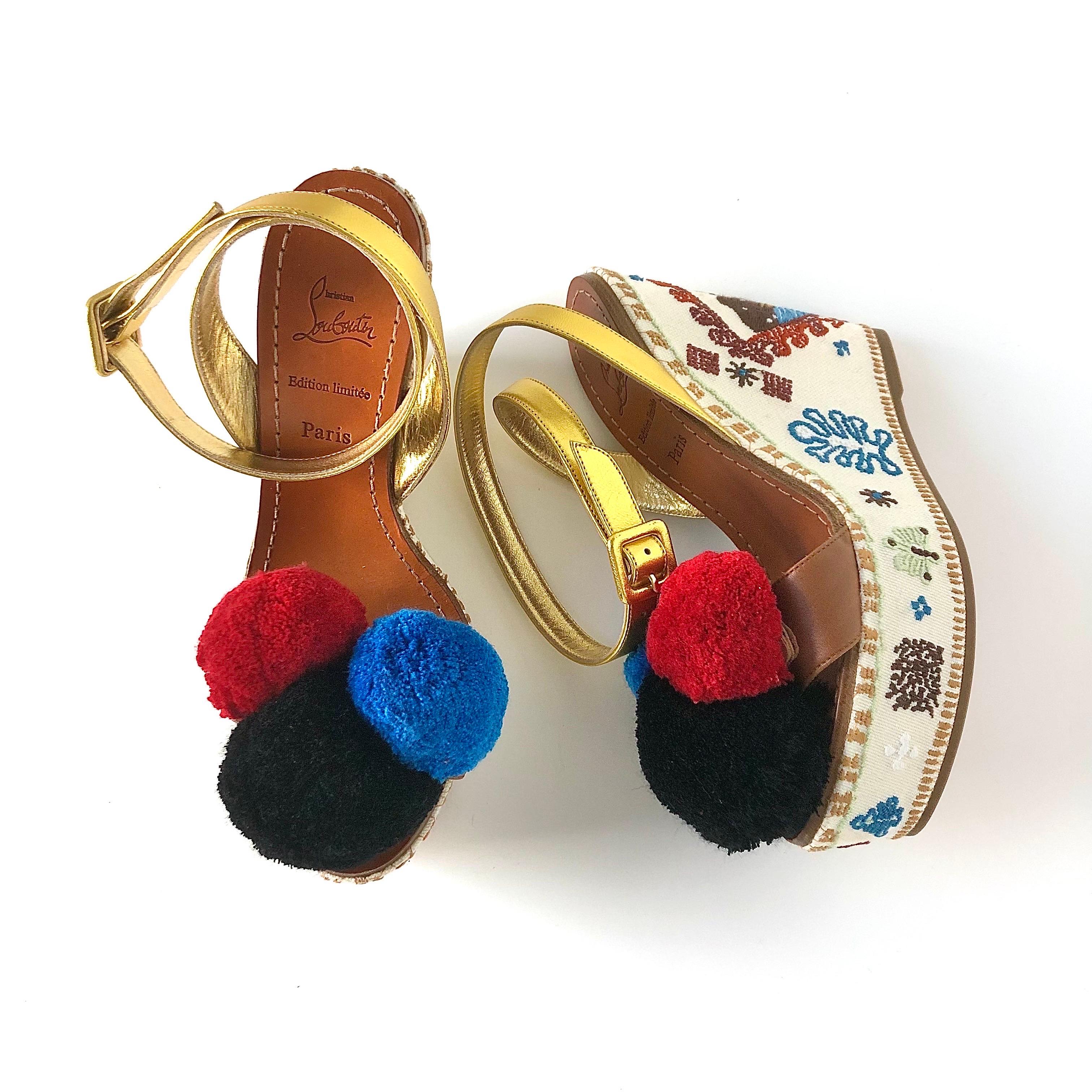 Christian Louboutin Zeppa con pompon Cycladissimo
Sandali con cinturino alla caviglia
Nuovo, edizione limitata, senza scatola originale
Colore Multi
Taglia 36EU
Tomaia in pelle 
Fondo rosso 
Cinturino alla caviglia regolabile
Pompon multicolore