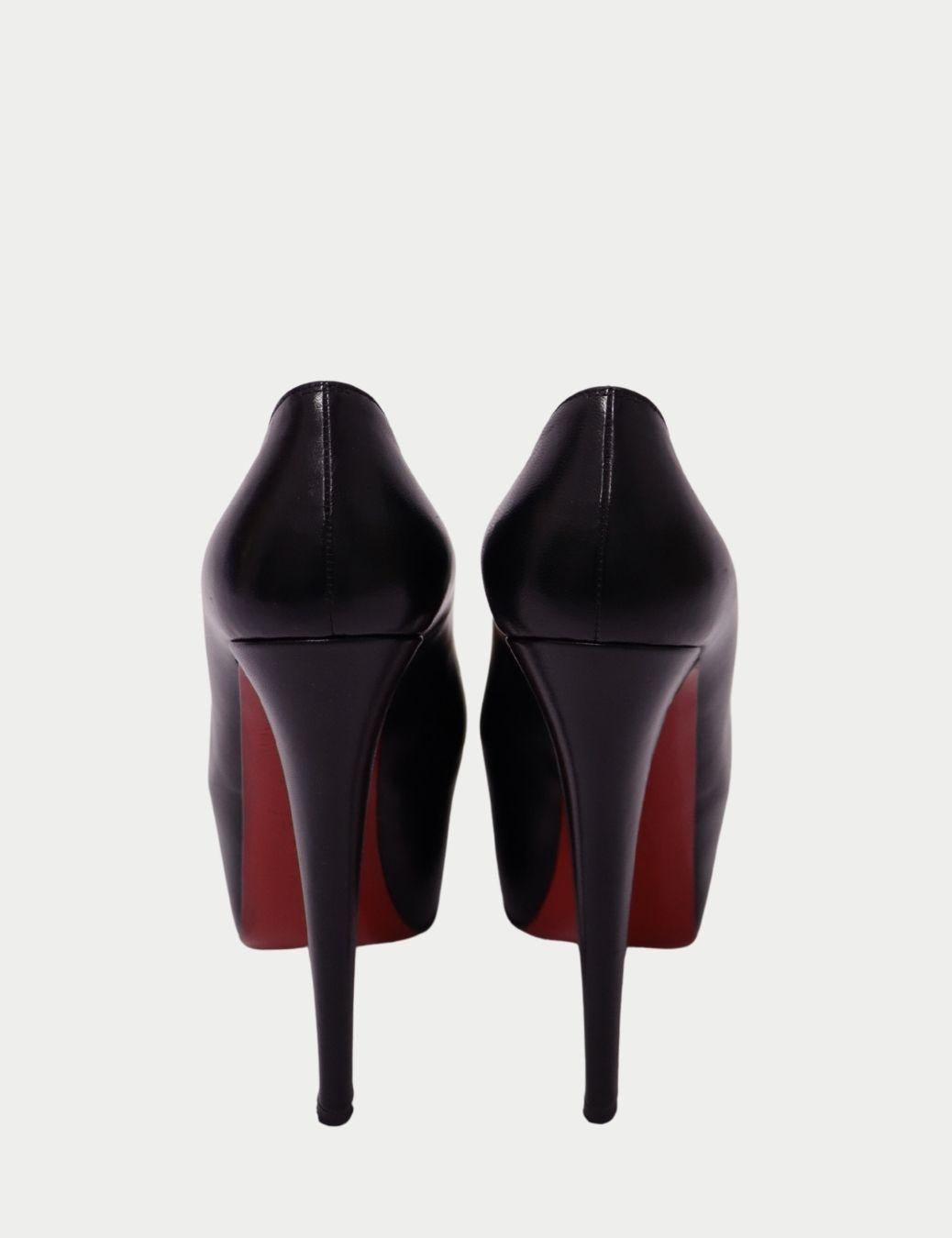 Christian Louboutin Daffodile Platform Pumps - Ultra High Stiletto Heel

Ces escarpins à plateforme en cuir noir de Christian Louboutin sont à la hauteur de l'événement. Ce modèle spectaculaire et intemporel incarne le glamour caractéristique de la