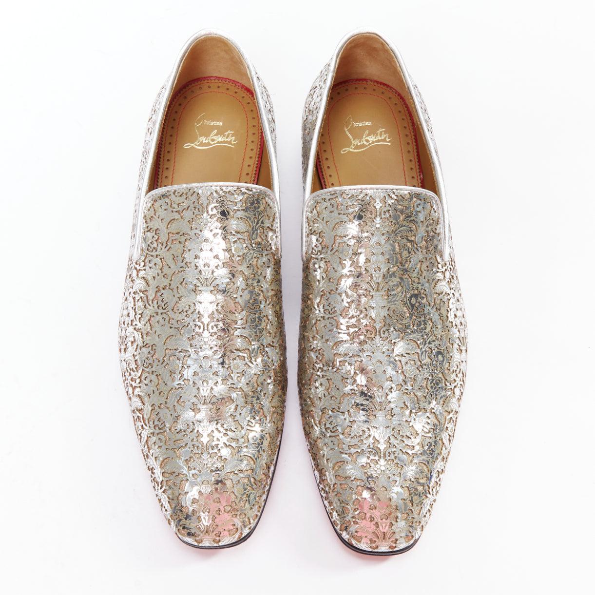 CHRISTIAN LOUBOUTIN Dandelion argento specchiato taglio laser mocassini in pelle EU40.5
Riferimento: TGAS/E00595
Marchio: Christian Louboutin
Model: Dente di Leone
Materiale: Pelle
Colore: Argento
Modello: Tinta unita
Chiusura: Slip On
Fodera: Pelle