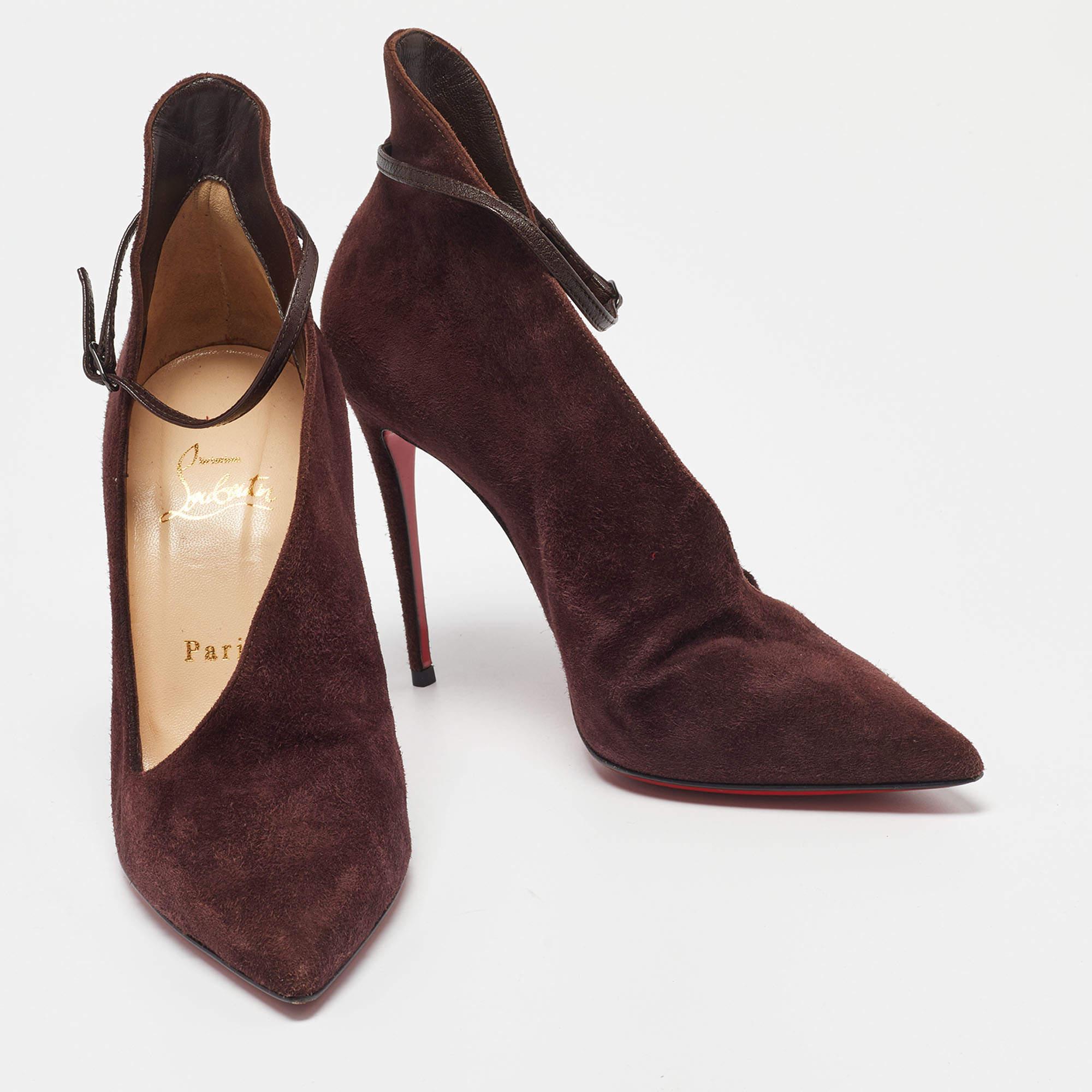 Ergänzen Sie Ihr gut zusammengestelltes Outfit mit diesen authentischen Designer-Schuhen. Sie sind zeitlos und stilvoll und verfügen über eine erstaunliche Konstruktion für dauerhafte Qualität und bequemen Sitz.

