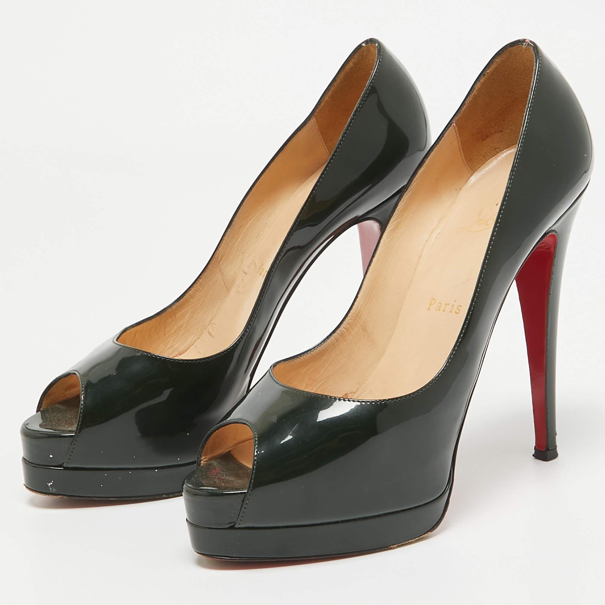 Curvaceous arches a feminine appeal and a well built structure define this set of designer pumps. Coming with comfortable insoles and sleek heels style them with your favorite outfits.