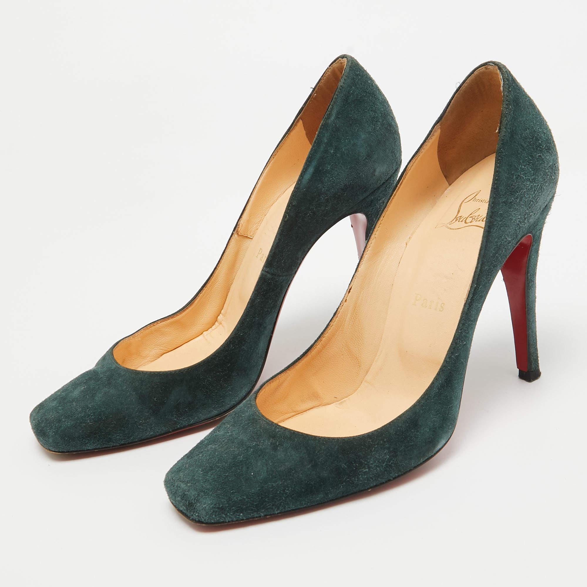 Faites preuve de chic avec ces escarpins de créateur. Ils présentent des talons robustes et des semelles durables, parfaits pour vos sorties à la mode.
