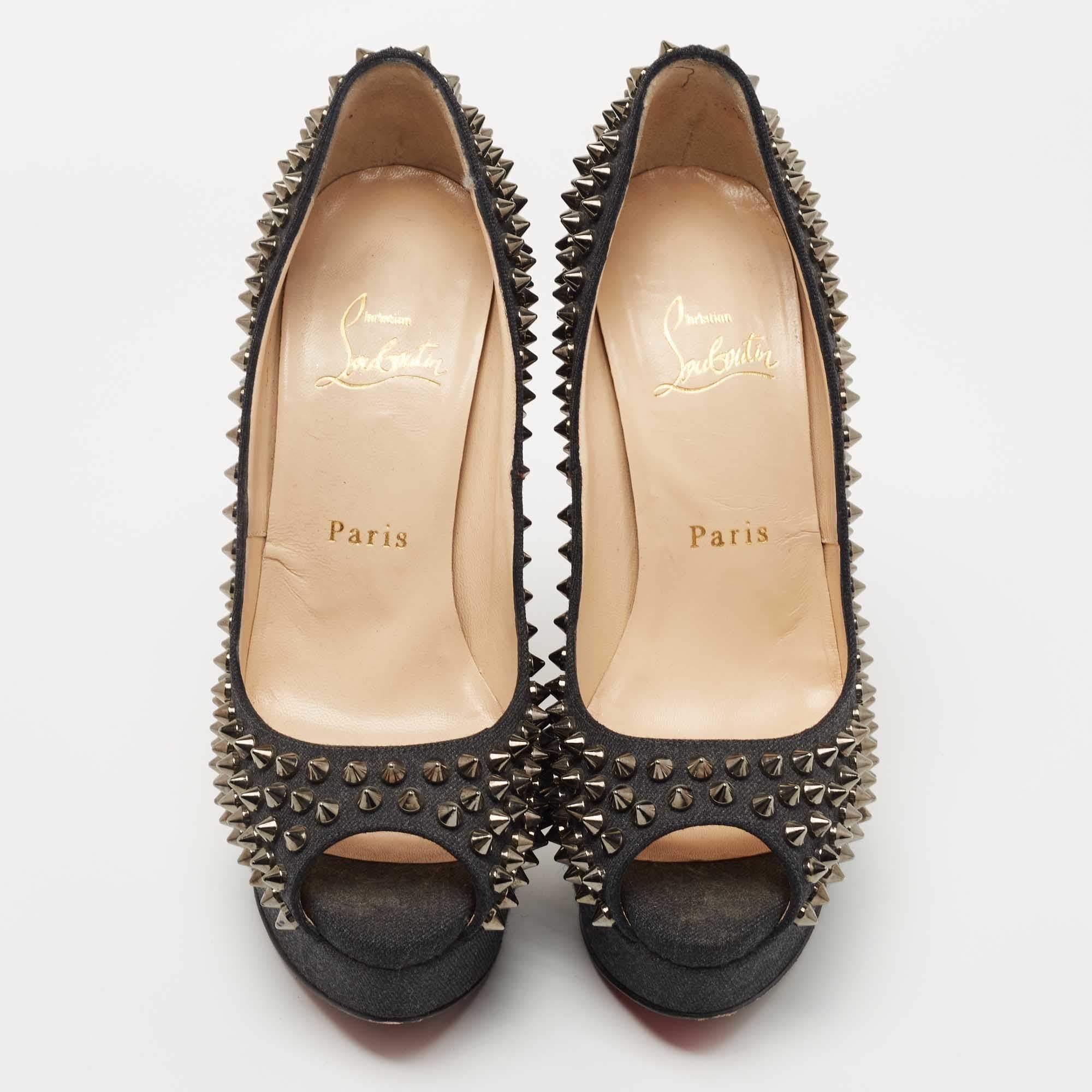 Stand out from the crowd with this pair of Christian Louboutin pumps that exude high fashion with class. Crafted from denim, this is a creation from their Lady Peep collection. It features a dark grey shade with peep toes and spikes on the exterior.