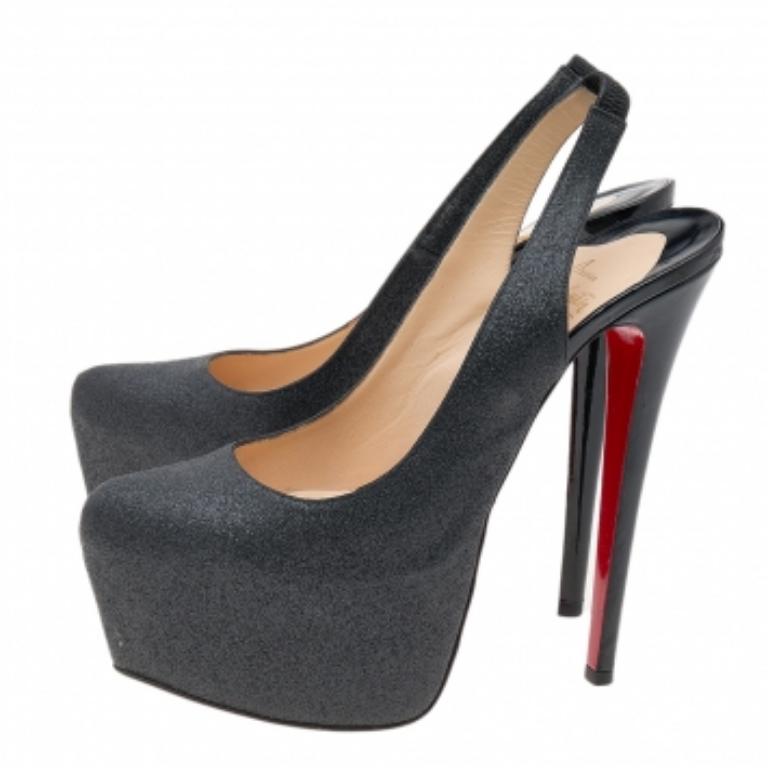 Fai brillare i tuoi piedi indossando questi deliziosi sandali di Christian Louboutin. L'esterno in glitter grigio scuro e il tacco svettante di 16 cm conferiscono un fascino glamour alle slingback. Le suole in pelle garantiscono una finitura robusta