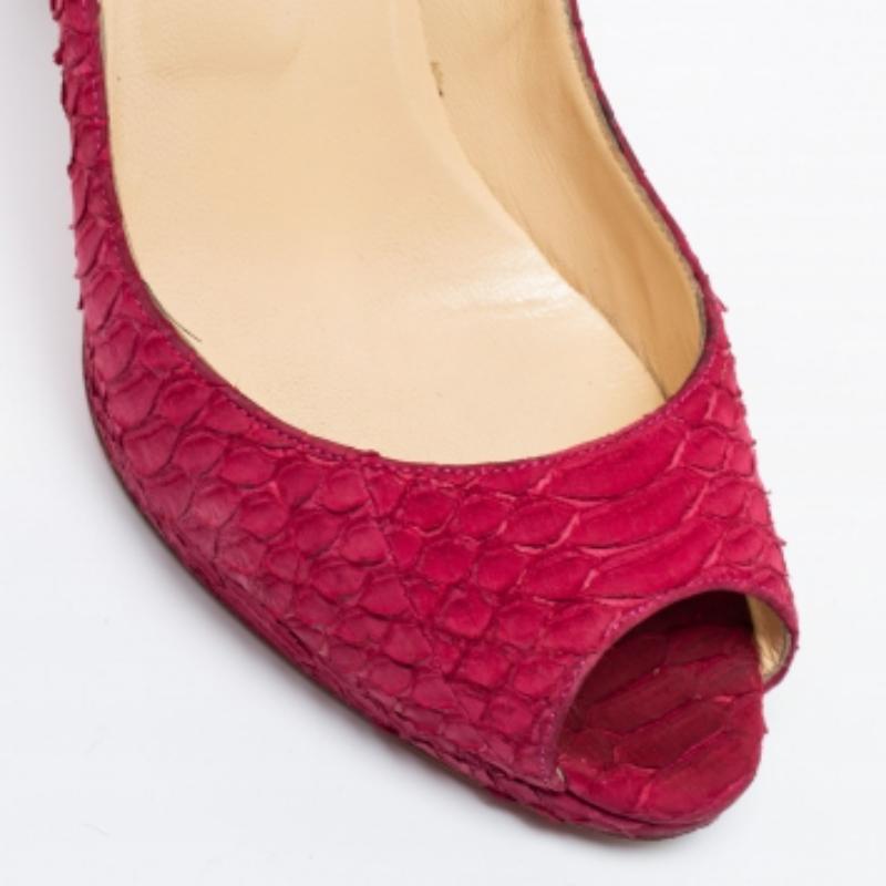 El diseño chic en piel de pitón rosa oscuro tiene una superficie texturizada, un peep toe y una plataforma baja. Para un efecto con clase, los zapatos de salón CL están acabados con tacones de 12 cm y suelas rojas.