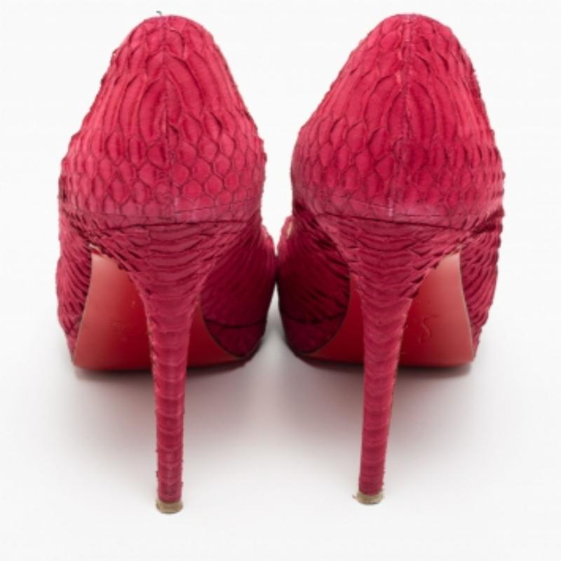 Christian Louboutin Bombas Yolanda de piel de pitón rosa oscuro talla 39 Gris en venta