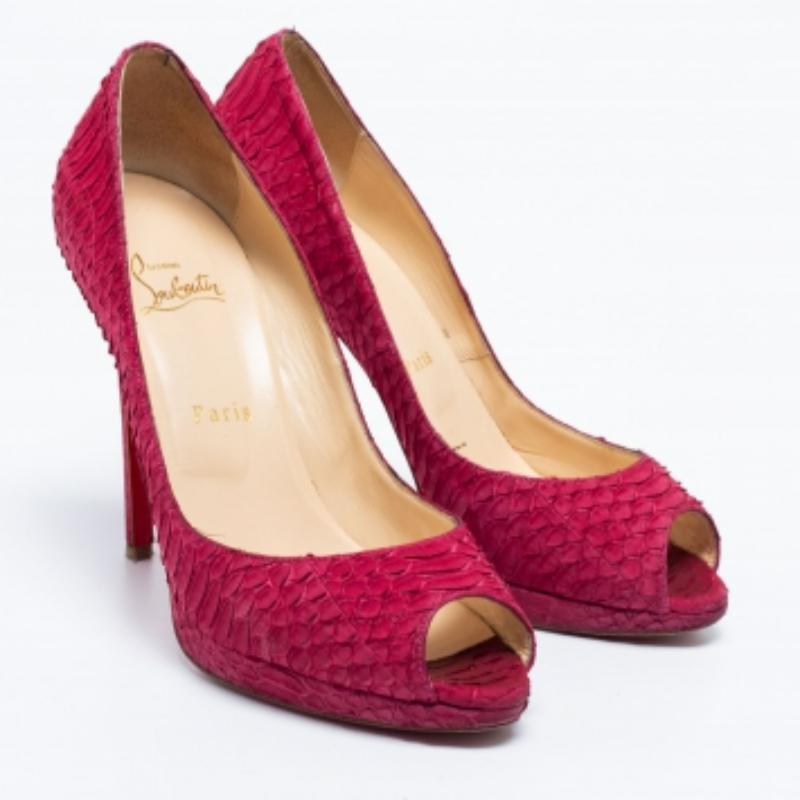 Christian Louboutin Bombas Yolanda de piel de pitón rosa oscuro talla 39 en Bueno estado para la venta en Dubai, Al Qouz 2